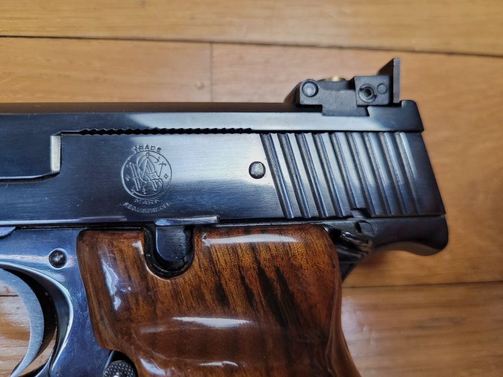 Wspaniały pistolet Smith & Wesson Mod.41 – kal.22LR – Całkowicie ze stali – 100% oksydacja – Mechanika i lufa doskonałe – 2 magazynki Smith – jedna z najniższych broni ręcznych kiedykolwiek wyprodukowanych – TBE++, zdjęcie 16 z 18