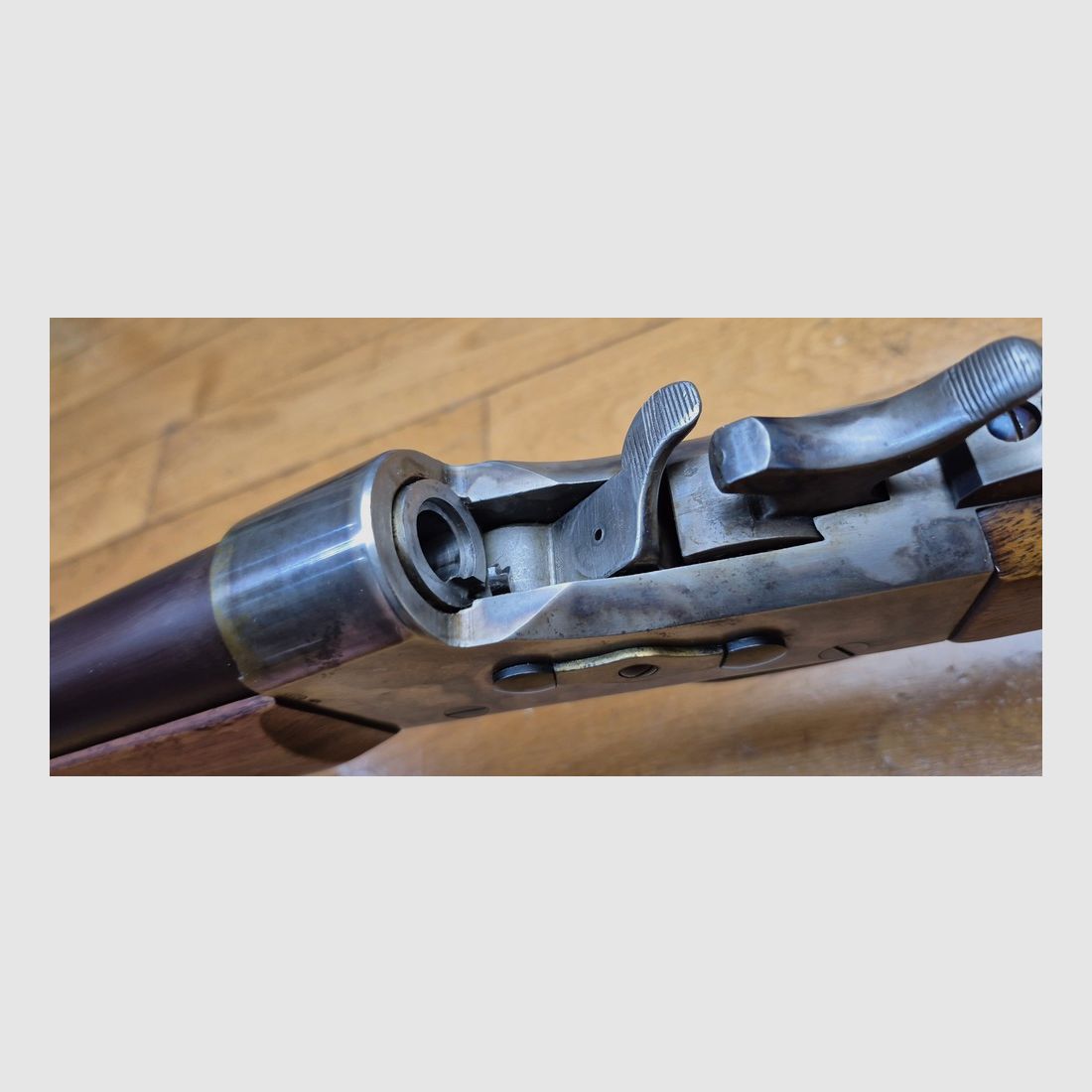 Sehr beeindruckende deutsche handgefertigte Büchse im Custom-Stil Remington Creedmoor Long Range / Sharps 1874 – Wettbewerbswaffe für Schwarzpulver auf Maß – Kal. .45-100 – Schwerer Lauf vom Typ Lothar Walther mit 85 cm – System mit Stahlblock – Holz aus schönem Nussbaum und Messingbeschlägen – Zustand nahezu neuwertig – Werden Sie der Mr. Quigley aus Australien an Ihrem Stand! – Zustand TBE+++, Bild 22 von 36