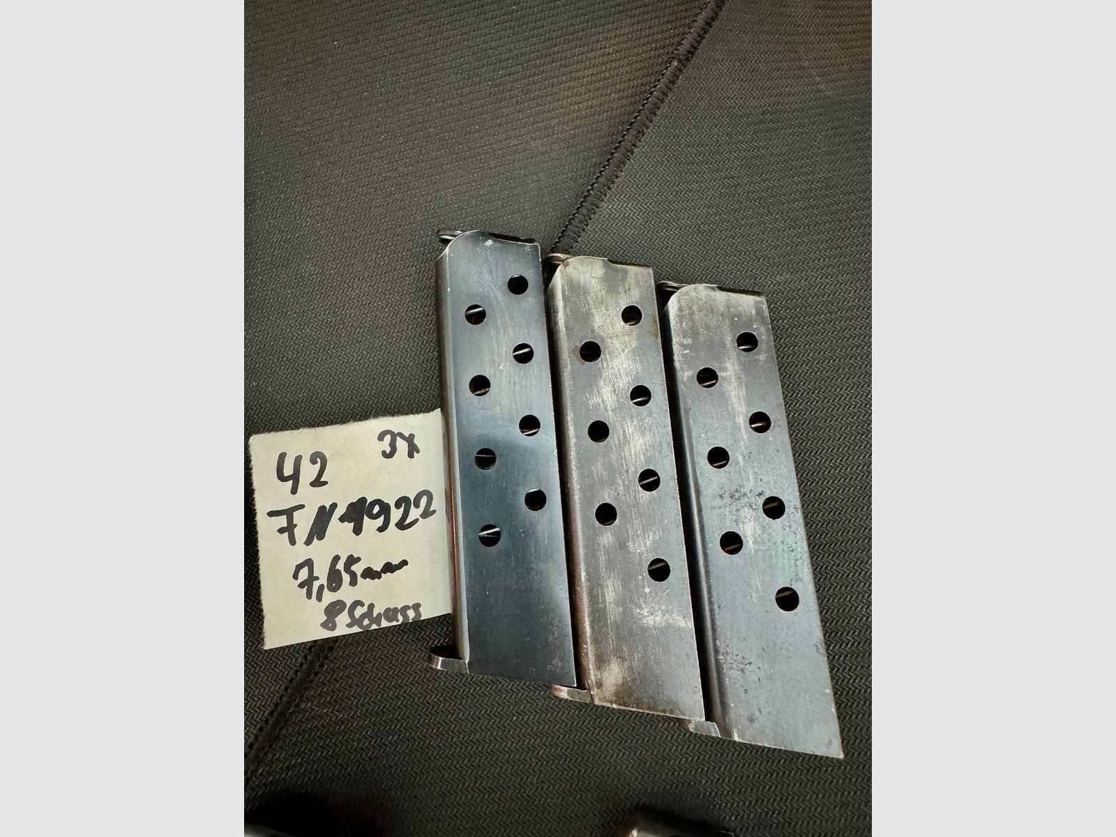 FN Browning Magazin, FN 1922 (2 Stück, eines mit Seriennummer und FN Stempel) 8 Schuss, 7,65mmBr (42)