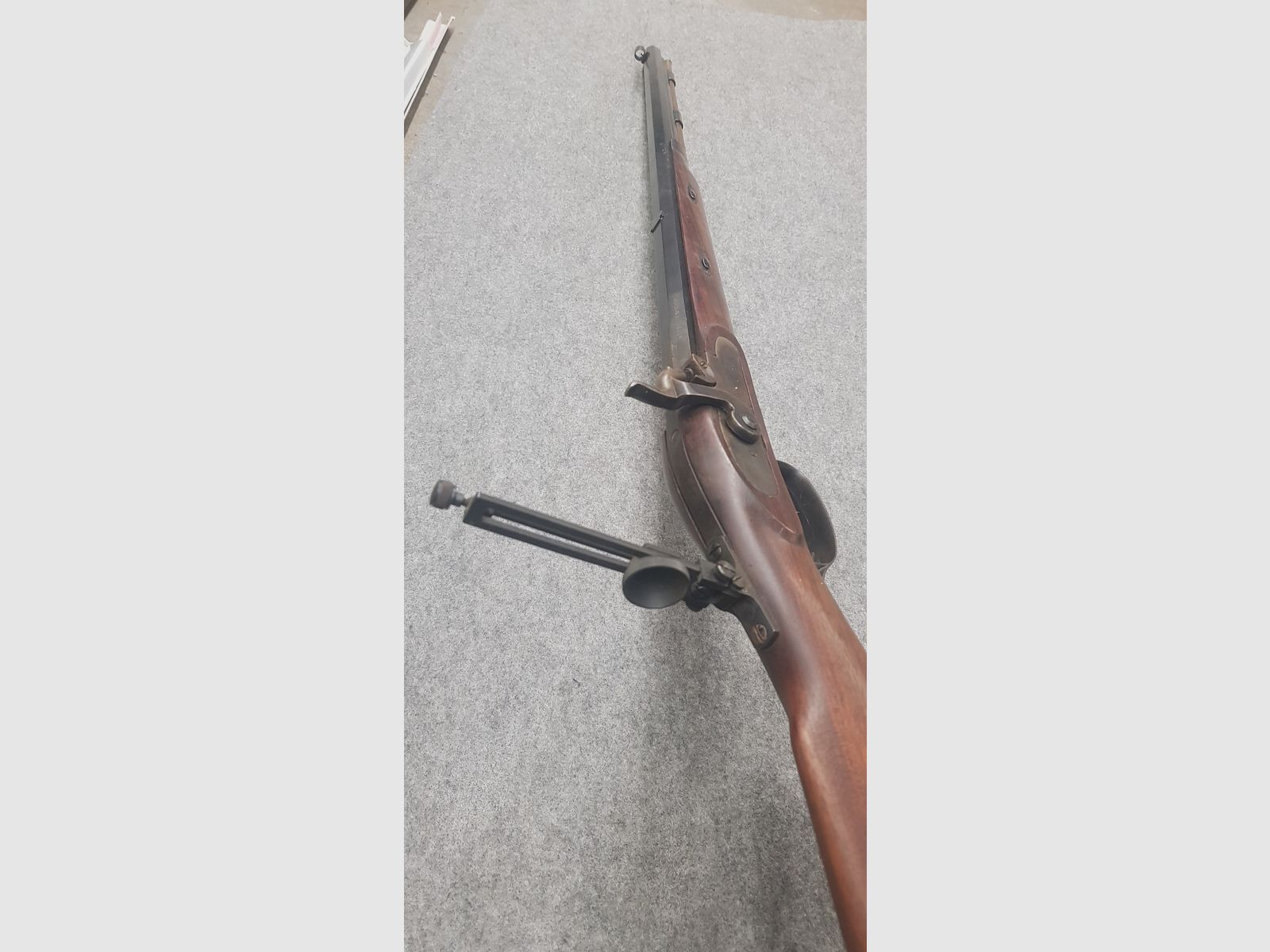 Vorderlader Great Plains Hawken Perkussions Rifle im Kaliber .45 Gewehr mit Diopter