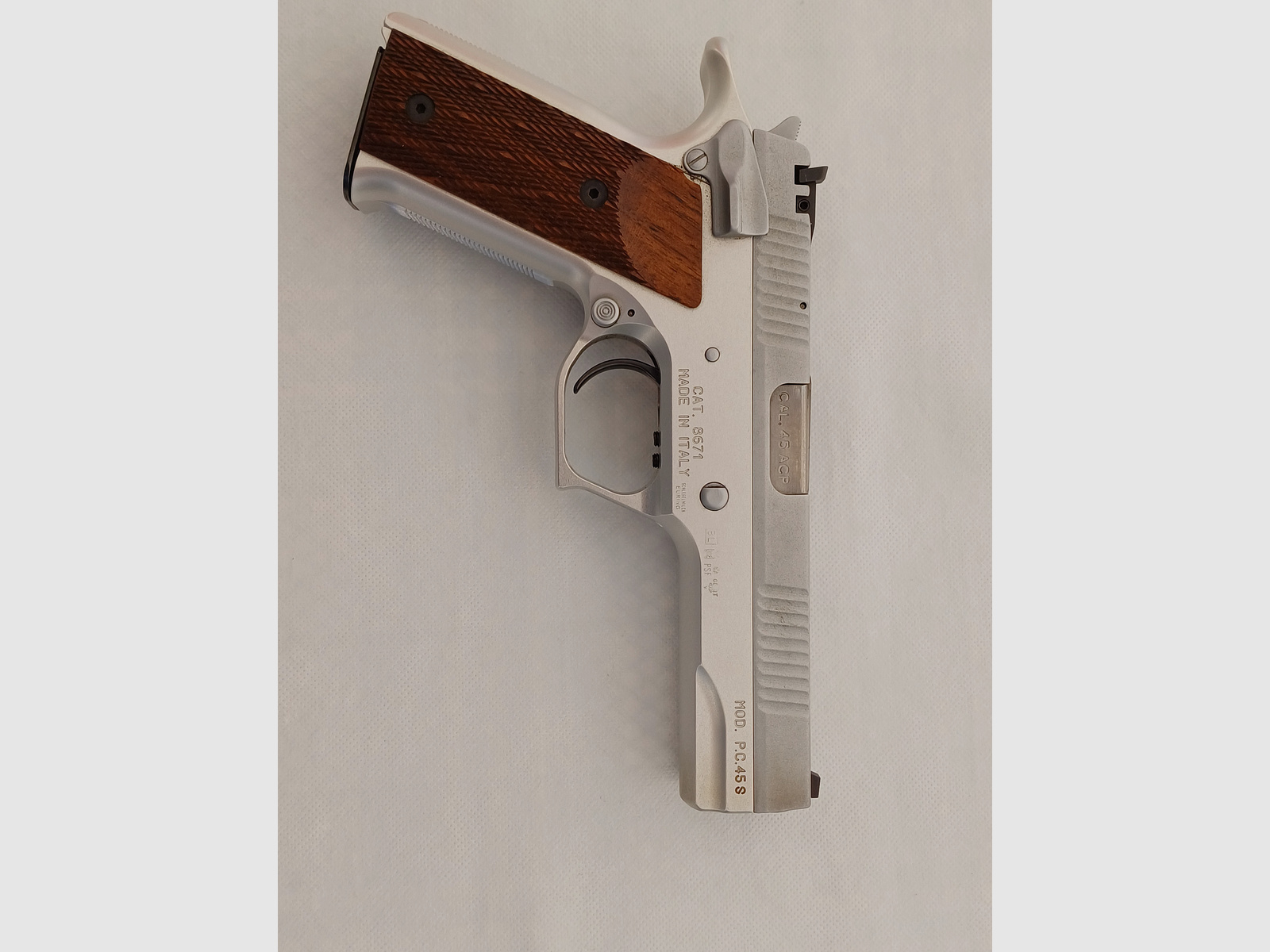 Pardini 45 ACP Nickel Sport Modèle P.C. 45 S, 5 pouces ; Très bien entretenu et peu tiré. Prix incluant 1350 cartouches 45 ACP 230 gr. et 3 chargeurs de rechange