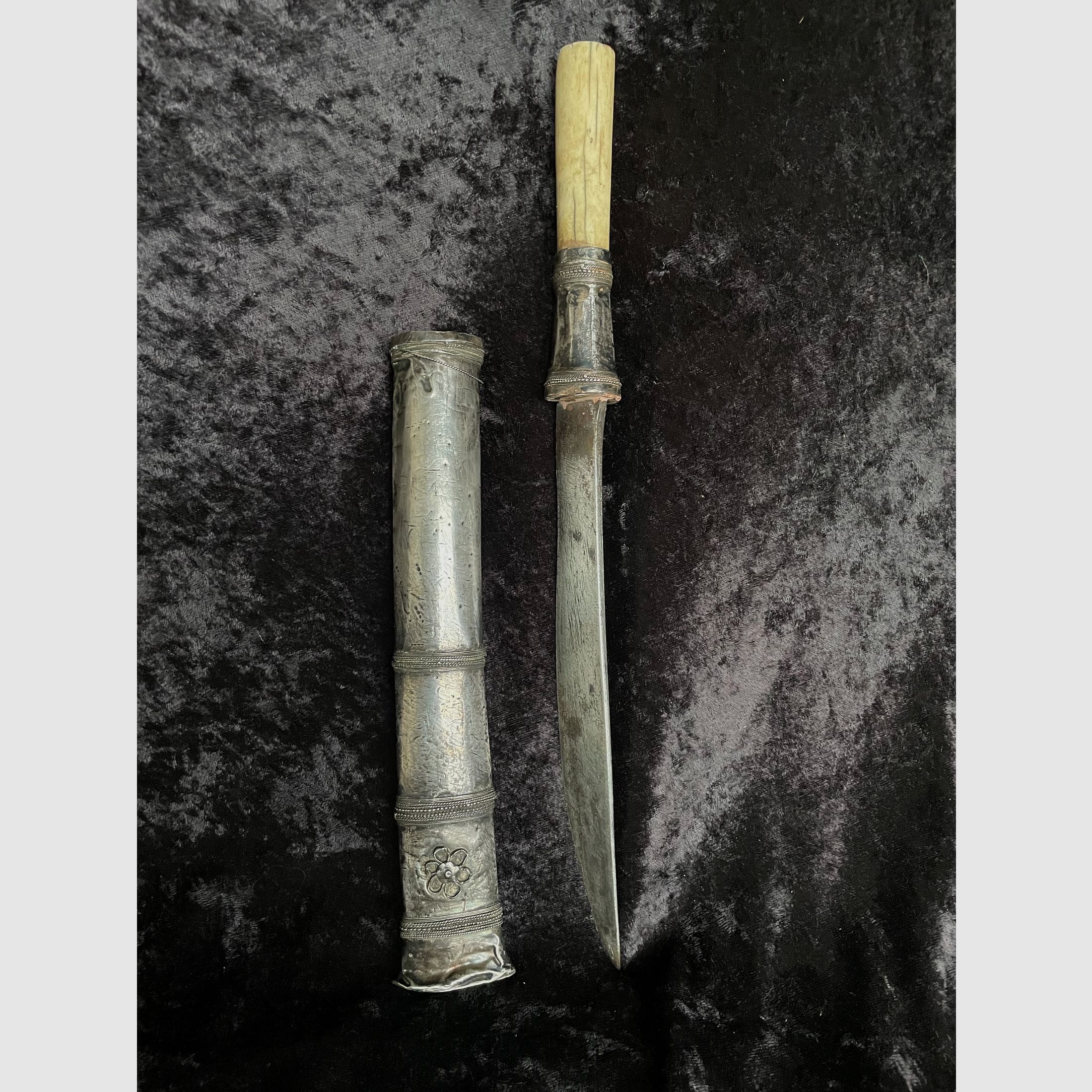 Antyczny srebrny nóż Dha – Myanmar (Birma) XIX w. – uchwyt z morskiej kości słoniowej/kości