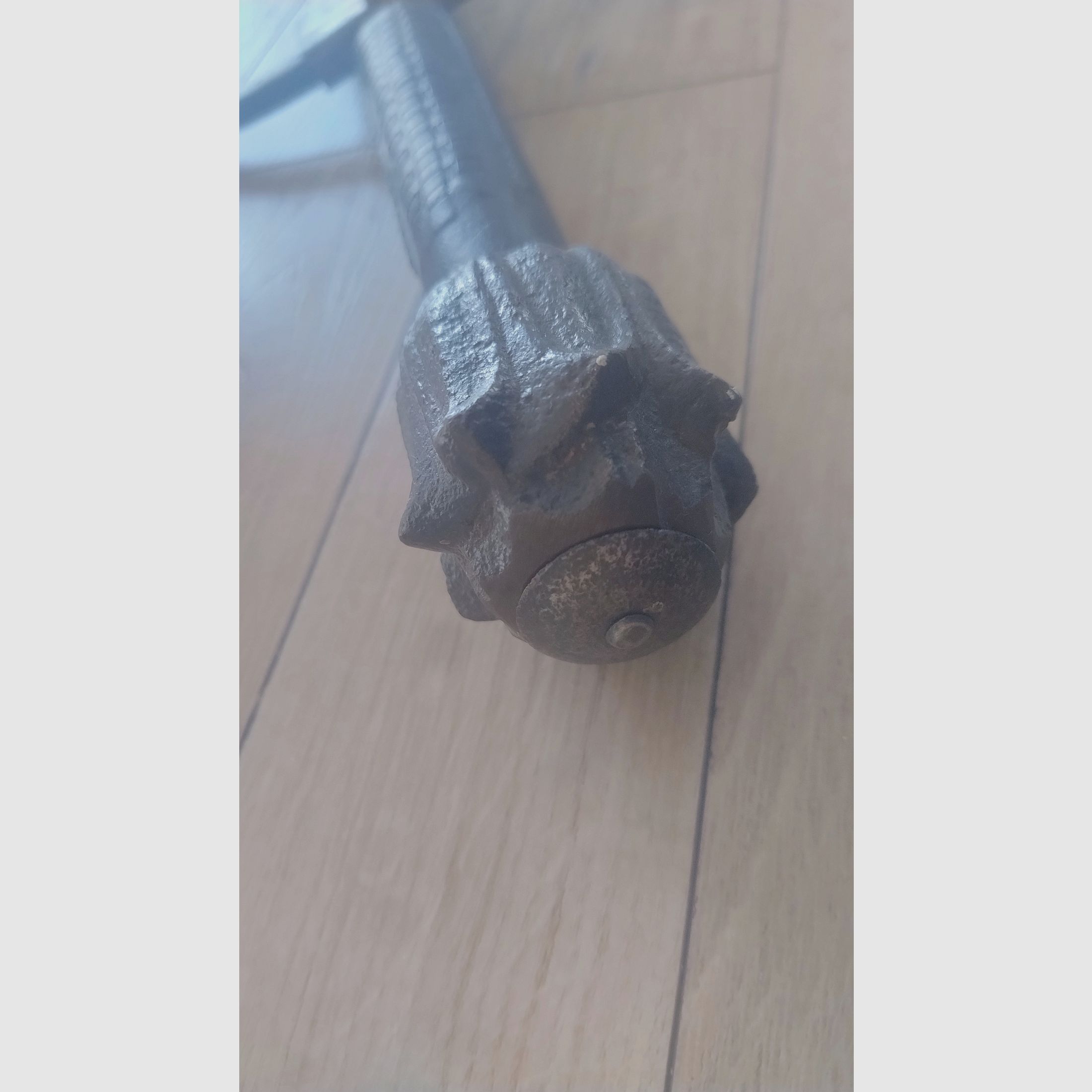 Historisch langzwaard ca. 1870–1900 – leren handvat – vernietigde knop – totale lengte 112 cm