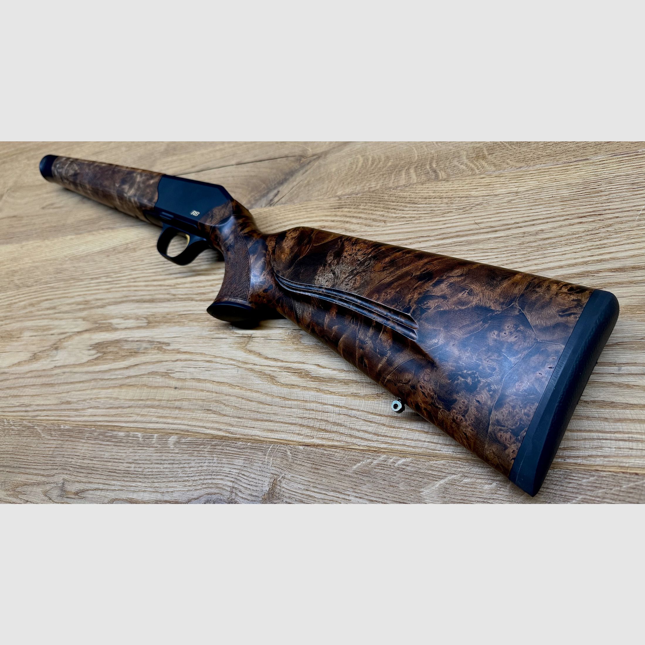Blaser R8 Custom Schaft mit Gehäuse/System // HK 9-10 // R8 Logo und Abzug in gold // TRAUMSCHAFT