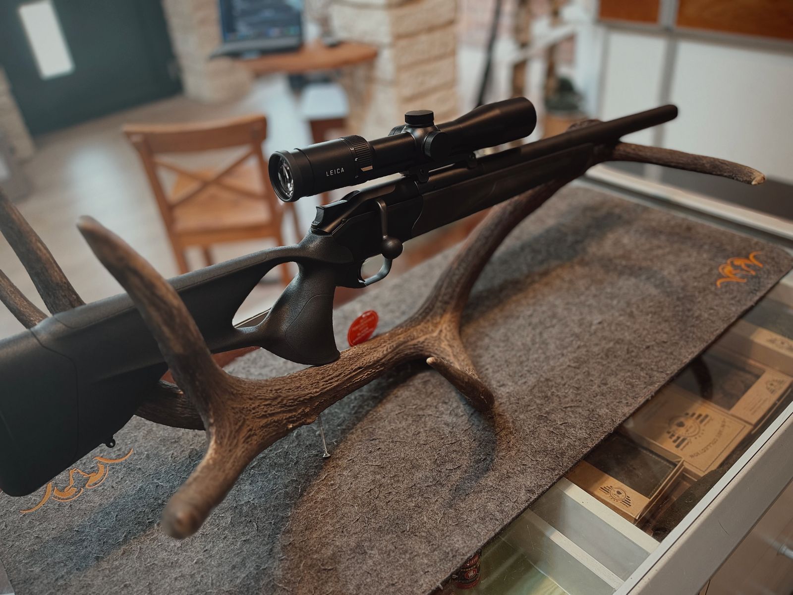 R8 Ultimate Silence .300BLACKOUT Black Edition incl. Leica Fortis 1.8-12X42 and saddle mount