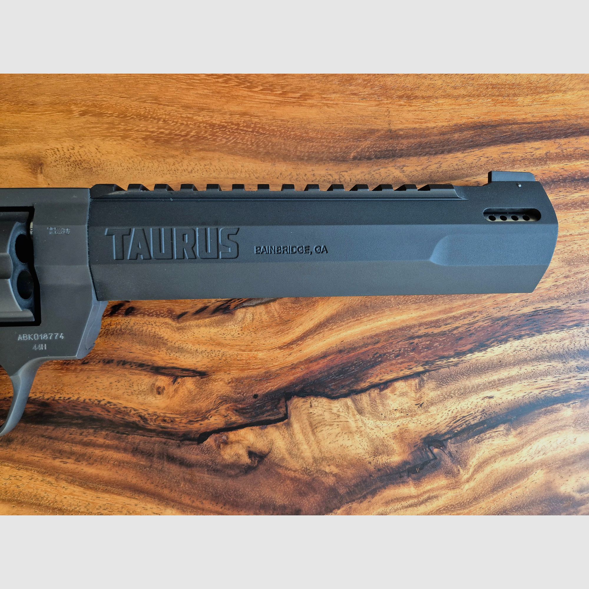 Taurus Raging Hunter 8 3/8" .44 Mag. inkl. 3x HKS Speedloader – Neuwertiger Zustand
