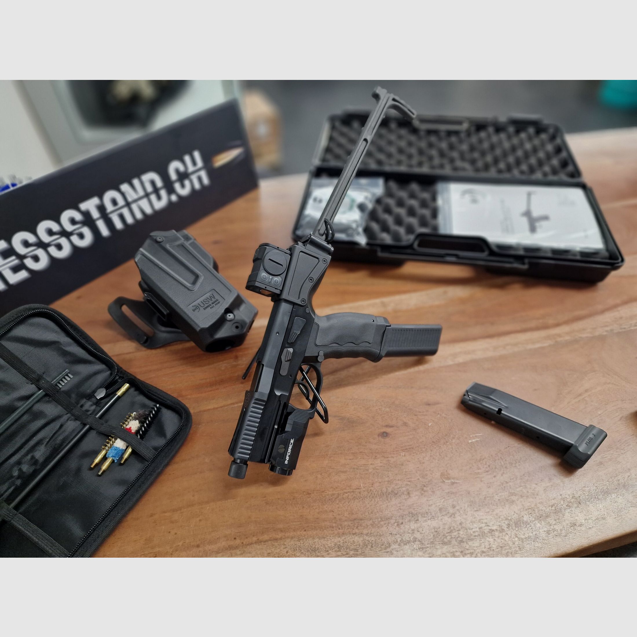 B&T – Halbauto / USW-A1 / 9mm / Mit Holster und Lampe / Klappschaft, Bild 1 von 7