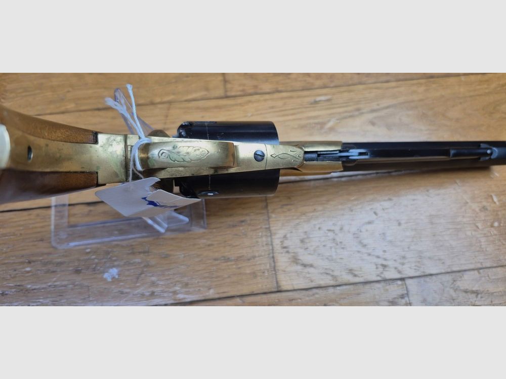 Revólver tipo Remington 1858 Navy — Cal. .36 PN (pólvora negra) — Réplica italiana de Rigarmi / RAG — Bonitas empuñaduras — Accesorios de latón grabados — Excelente cañón espejo y bonitas cámaras — Arma de 1983 — Muy buena mecánica — TBE, imagen 10 de 22
