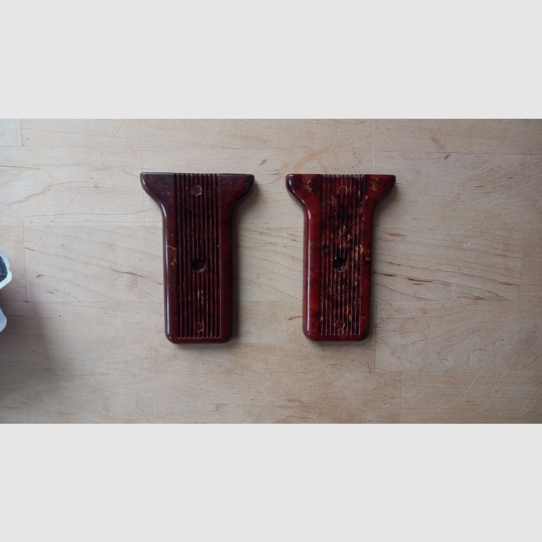 Hintere RPG-7 Griffschalen aus Bakelit von 1971 zusammengehörend