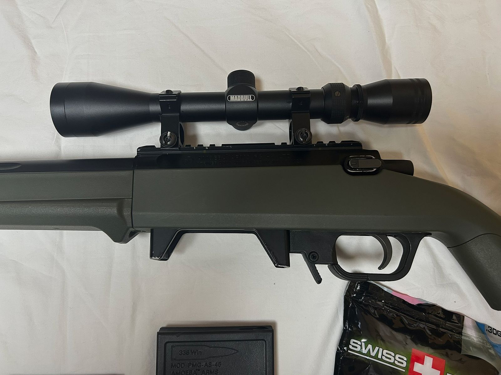 AMOEBE Striker AS01 inkl. MADBULL Optik, 2 Magazine, Softair