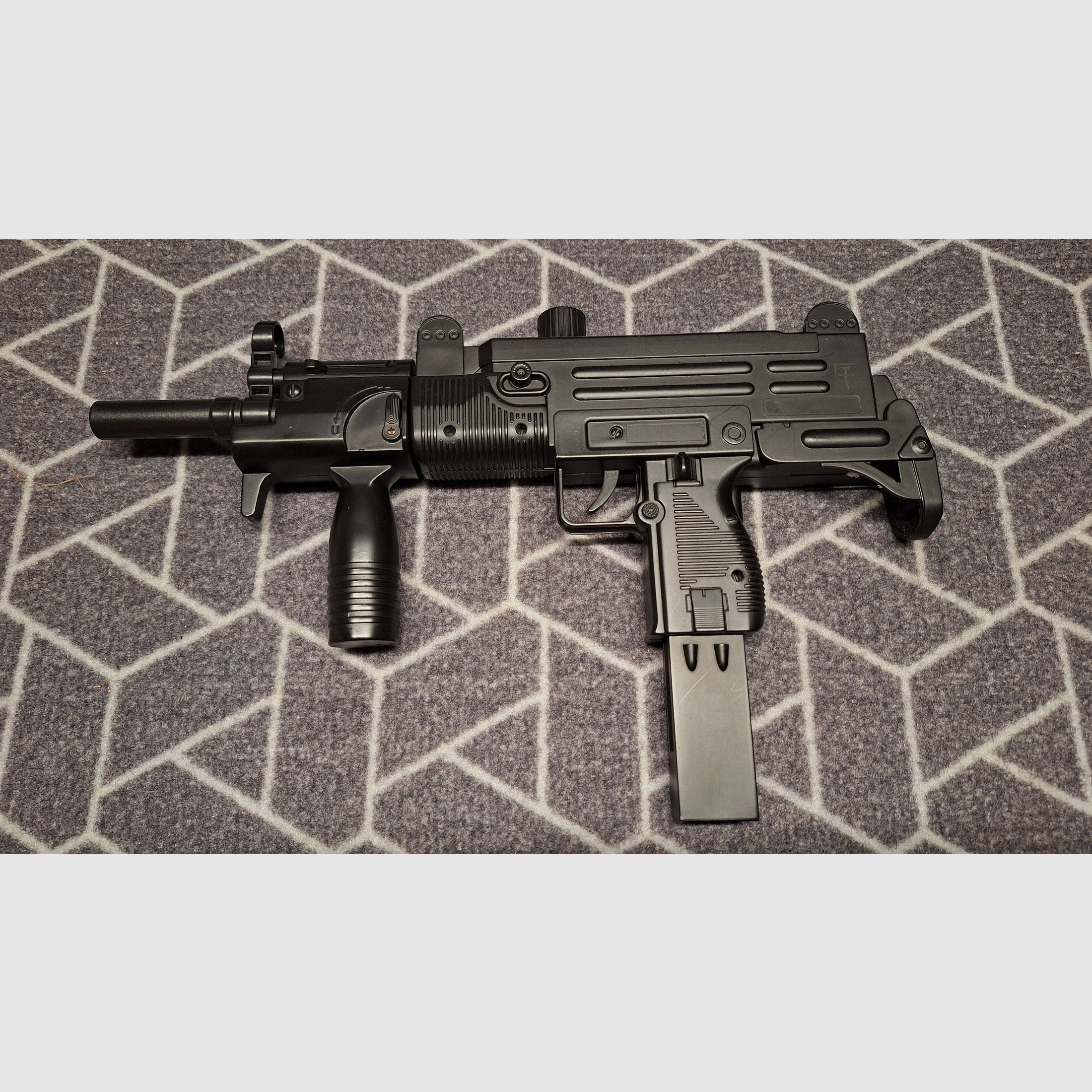 UZI Springer Airsoft 6mm NEU!