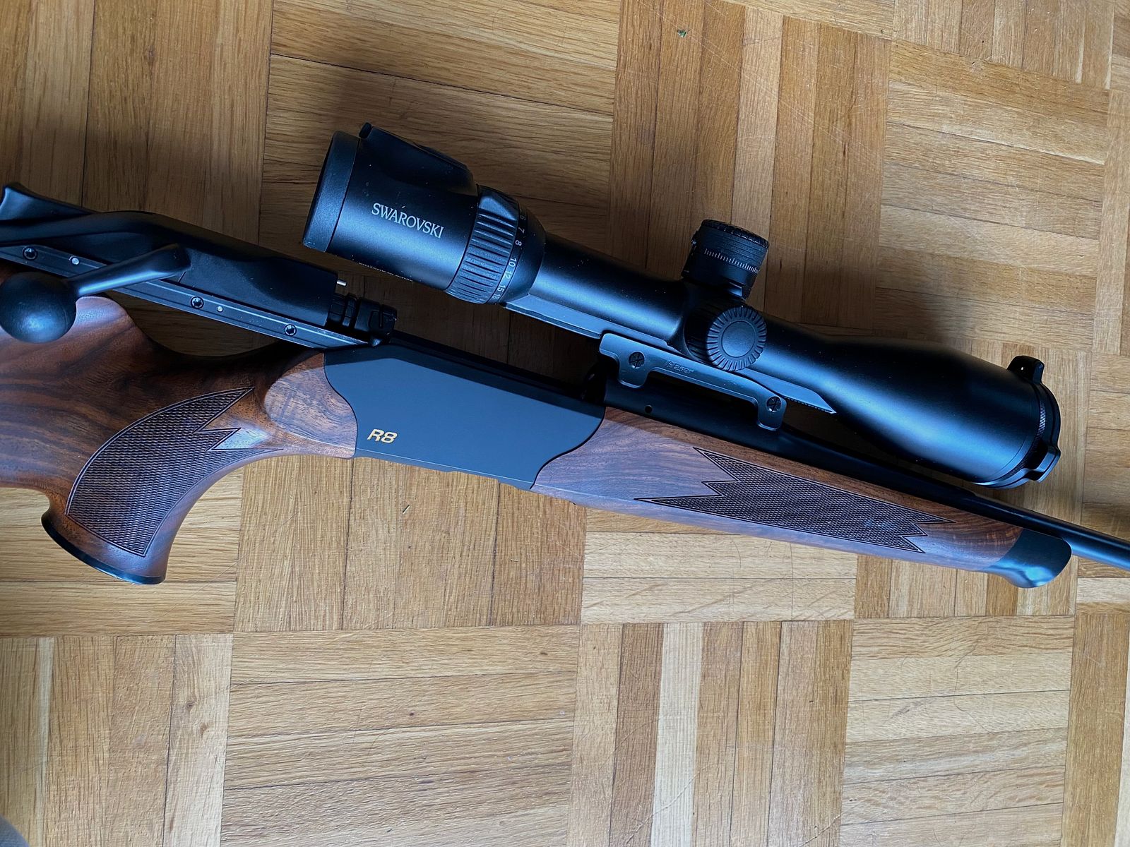 Blaser R8 Holz Standard mit Swarovski Z8i 2,3-18x56