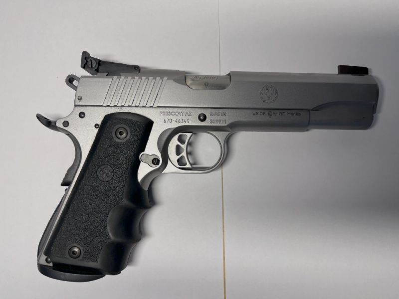 Pistole Ruger SR1911 in .45ACP mit sechs Magazinen