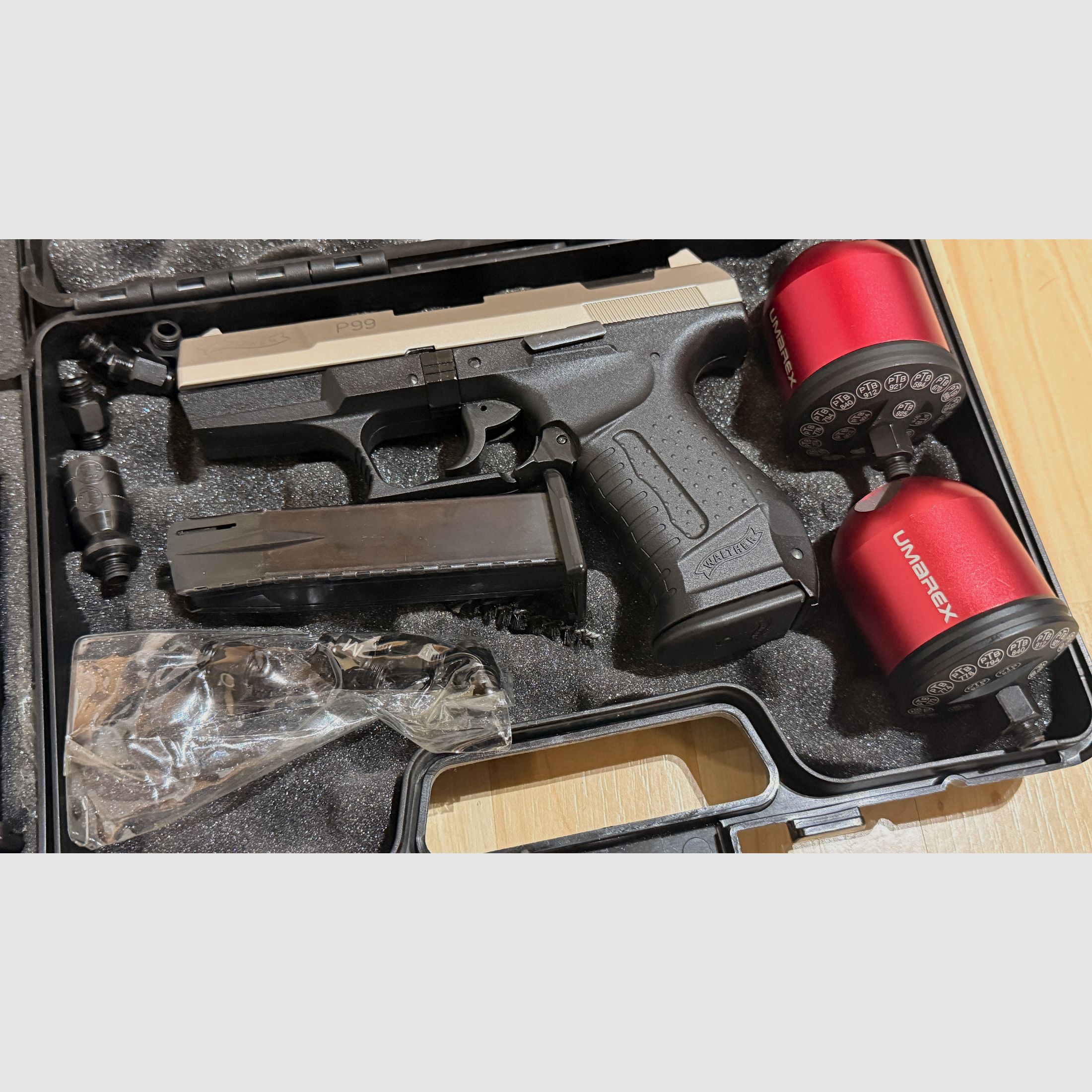 2x Walther P99 Schreckschuss 9mm 1x Schwarz + 1x Bicolor, 4 Magazine + 2x Umarex Pyro Launcher Abschussbecher