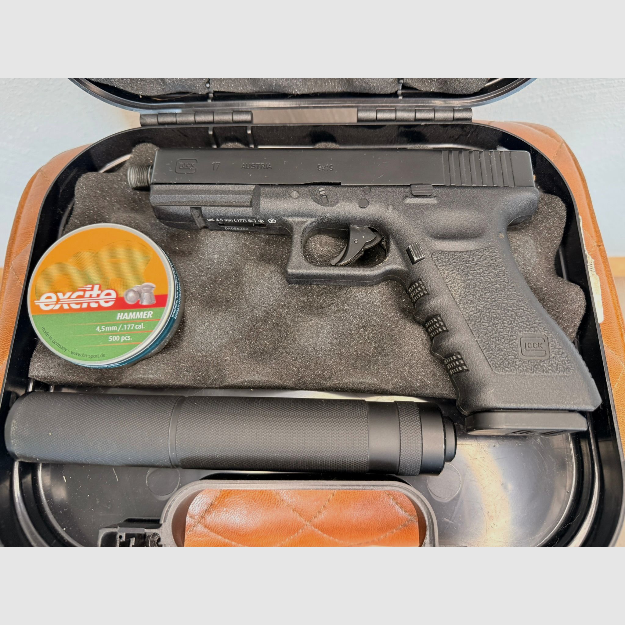 Glock 17 mit Laufgewinde Co2-Pistole Kaliber 4,5 mm Stahl BB / Diabolo Blowback (P18) + Schalldämpfer