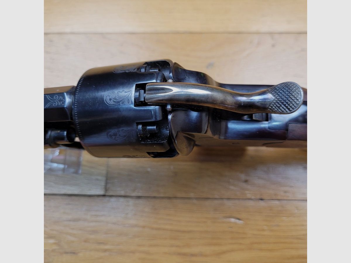 Barok en indrukwekkende LeMat Cavalerie-revolver – Zeldzame productie van Pietta uit 1988 – 9-schots cilinder in kaliber .44 en één centraal voor hagel – Het meest buitengewone wapen van de Burgeroorlog – Originele koffer – Prachtige blauwverkleuring – Perfecte mechanica en esthetiek – TBE++, afbeelding 14 van 30
