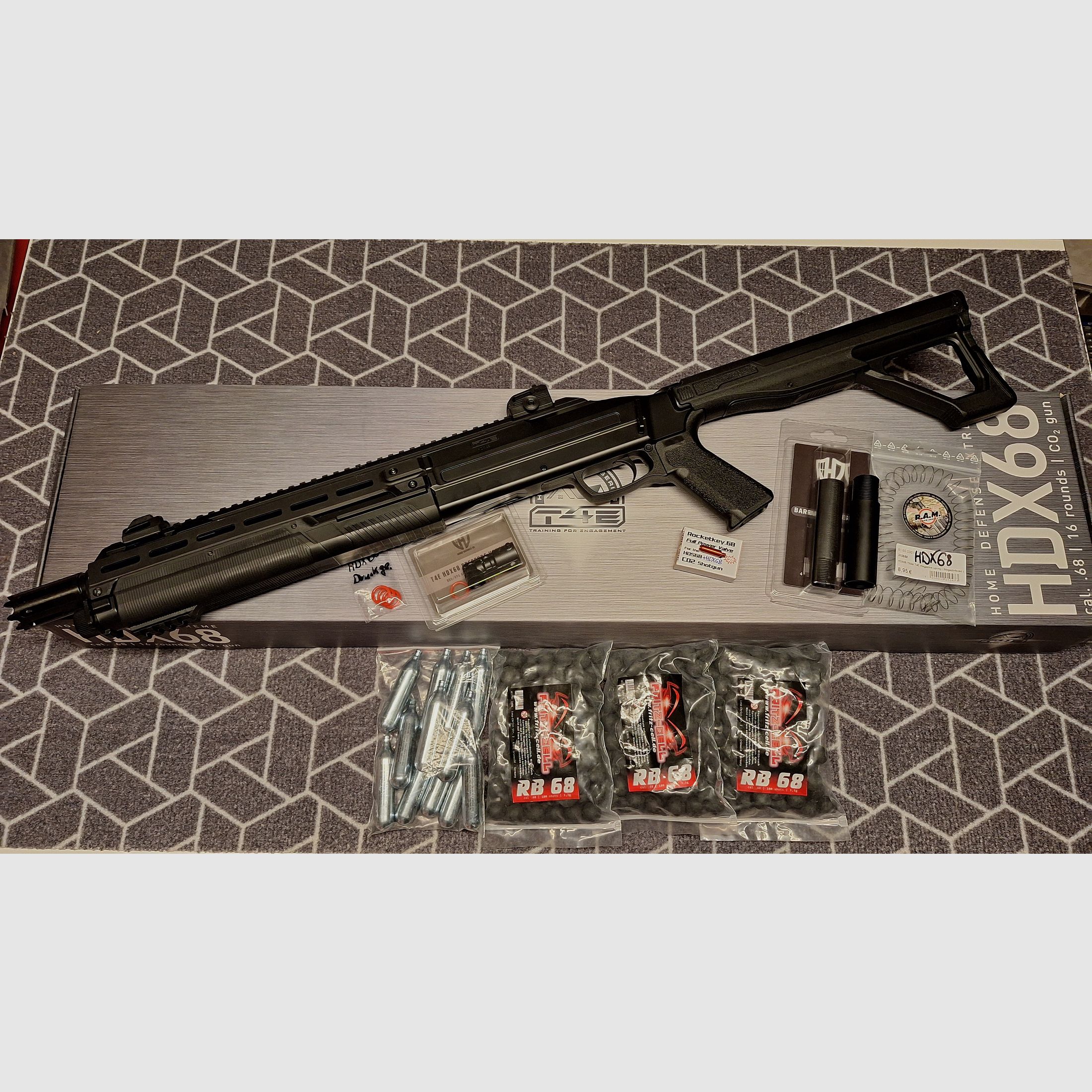 T4E HDX 68 CO2-RAM fusil à pompe .68 avec accessoires, munitions + CO2 comme neuf !