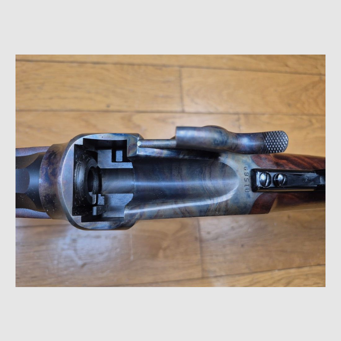 Adembenemend en prachtig Sharps Shiloh 1874 geweer – Kal. 45-70 Gvt – Model Target Rifle – Schaft van walnoot van klasse 8 (wortel) – Adembenemende afwerkingen – Droommechaniek – Behuizing van echte jaspis – Zware octagonale loop van 33 inch! – Mogelijkheid om het diopter naar keuze te monteren – Kwaliteit Made in USA – Het scherpschuttersgeweer van de Westelijke Verkenning! – Dewey reinigingsstok extra – Staat nieuw – TBE++, afbeelding 30 van 48