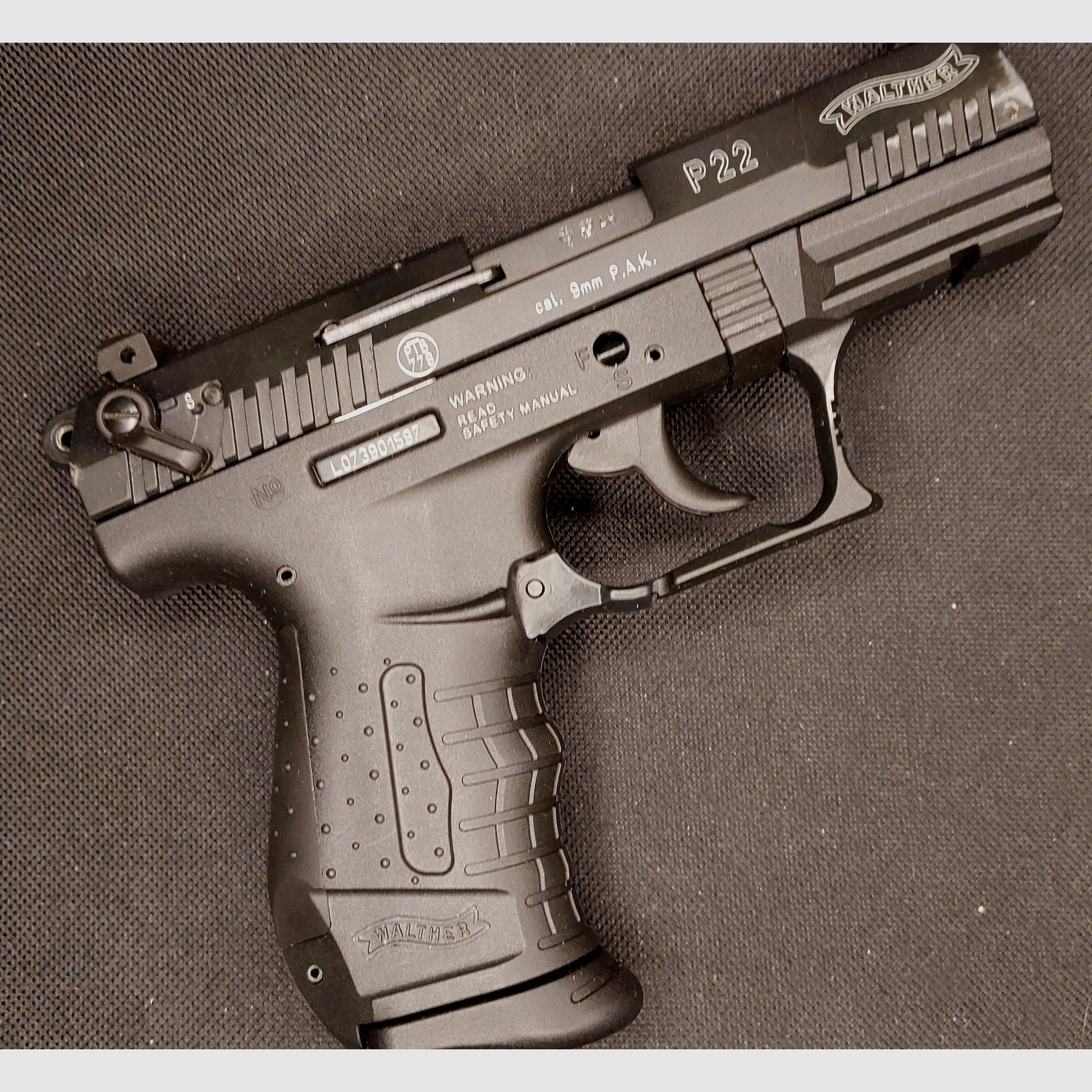 Walther P22 (P 22 Classic) Schreckschuss Pistole 9mm P.A.K. schwarz (PTB 778) mit Swiss Arms Gürtelholster