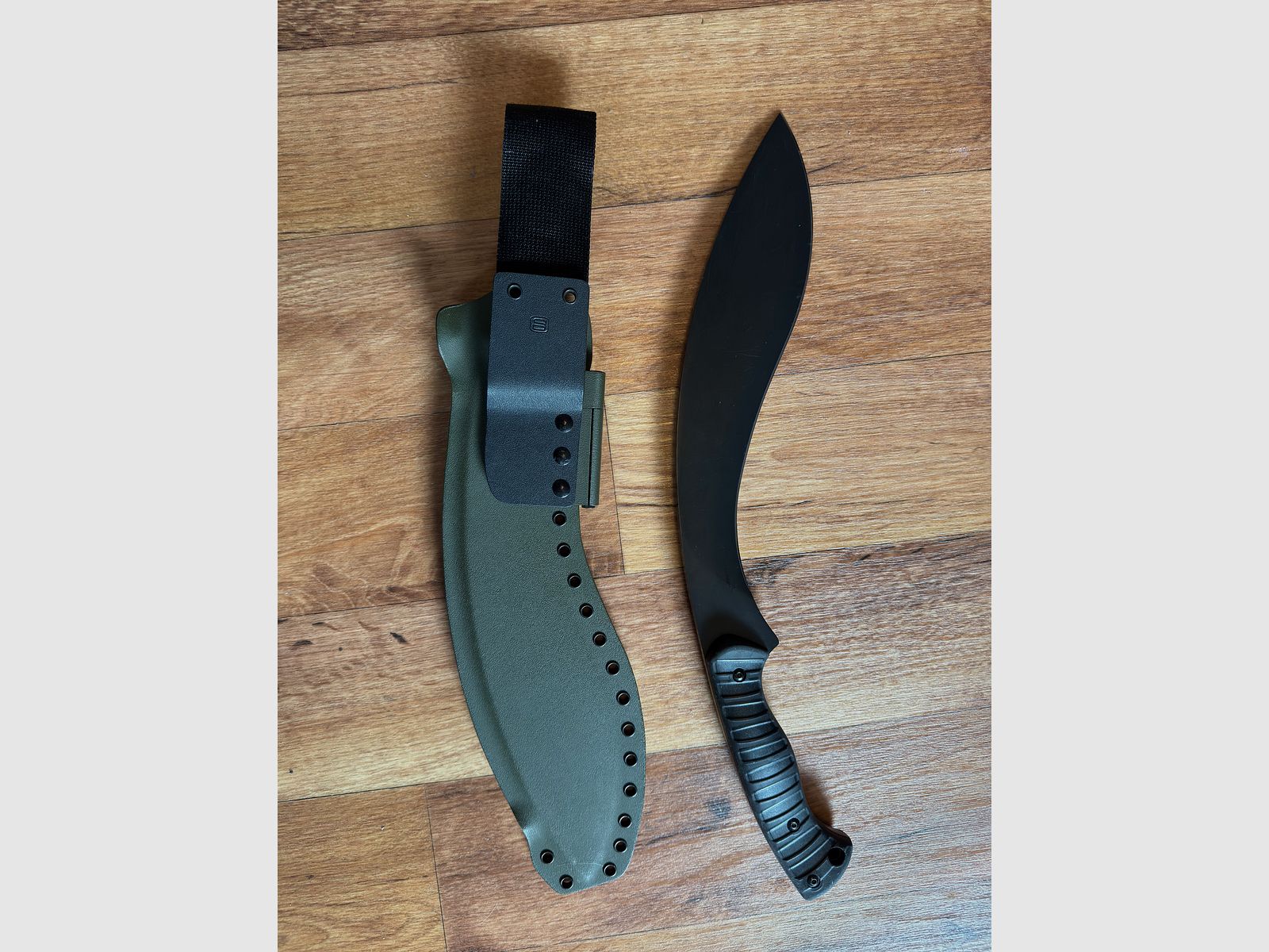 Gurkha Kukri Fox Knives FX 660 con Custom Kydex