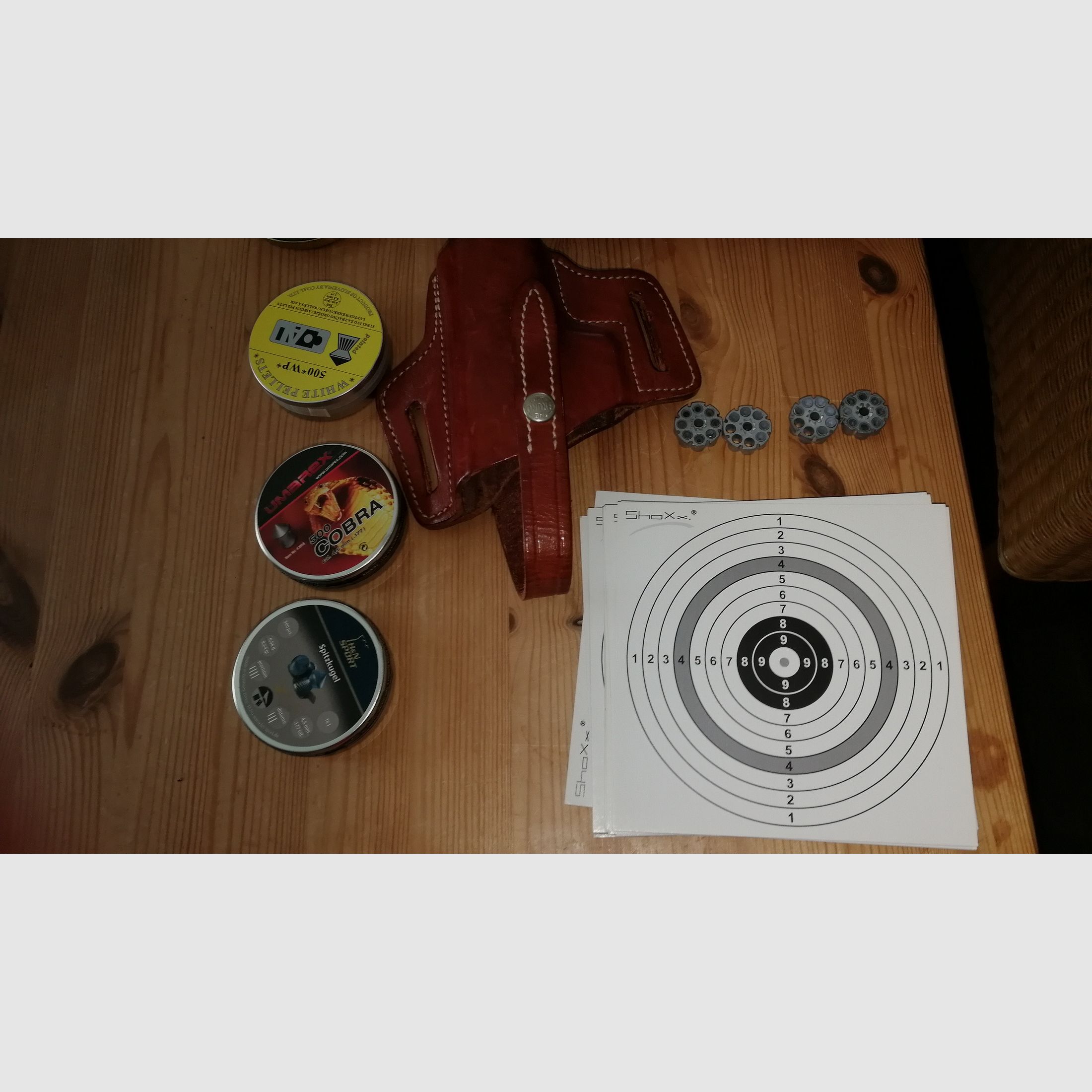 Beretta Mod. 92 FS verchroomde luchtpistool met houten en kunststof handgrepen en veel accessoires