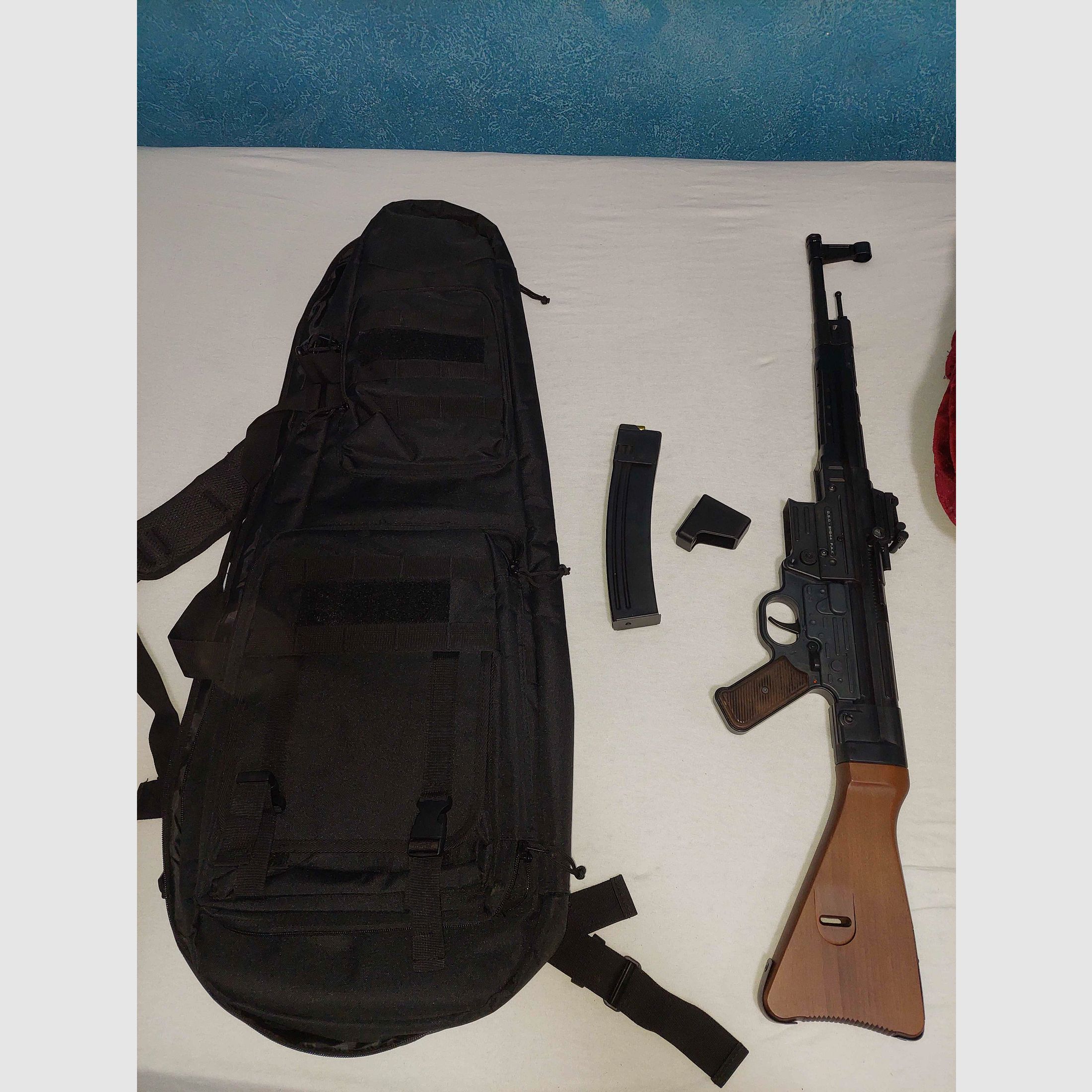 GSG StG44 9mm P.A.K. mit Magazinhilfe und Gewehrtasche.