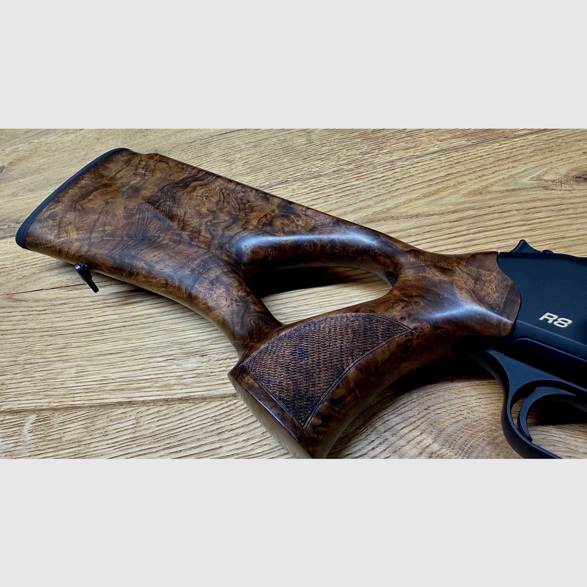 Blaser R8 mit traumhaftem Zubehör-Lochschaft Holzklasse 8-9, goldenes R8 Logo, Kammergriff Selours, gekürzter Lauf, M15x1 Gewinde, Standard-Kaliber wählbar
