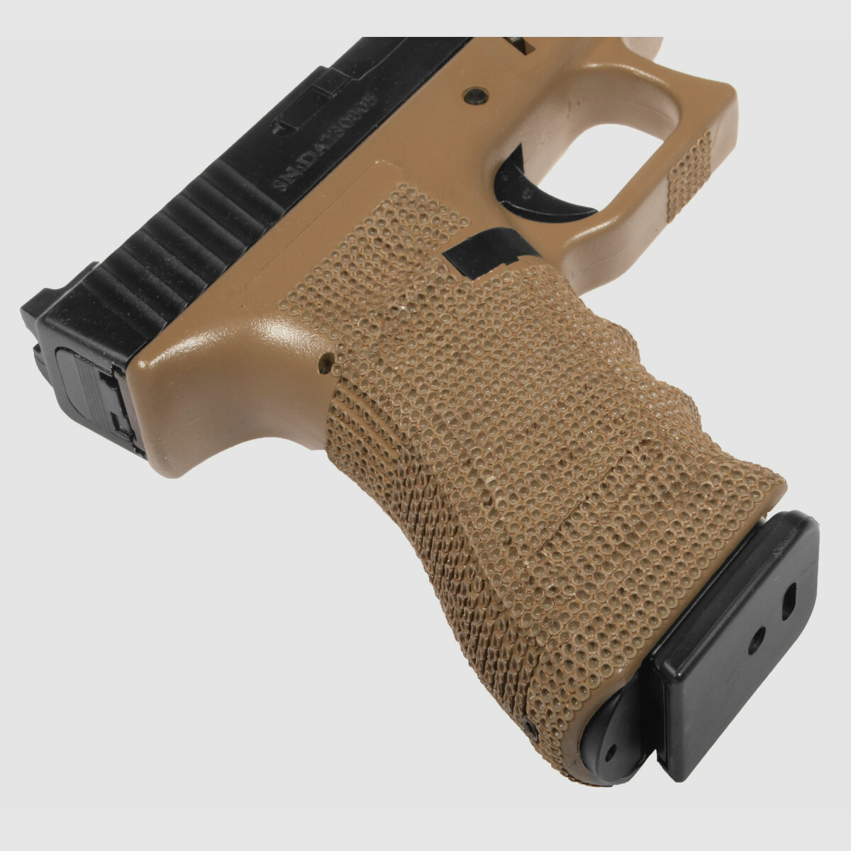P04 GBB Airsoft Pistole in Tan | Delta Armory