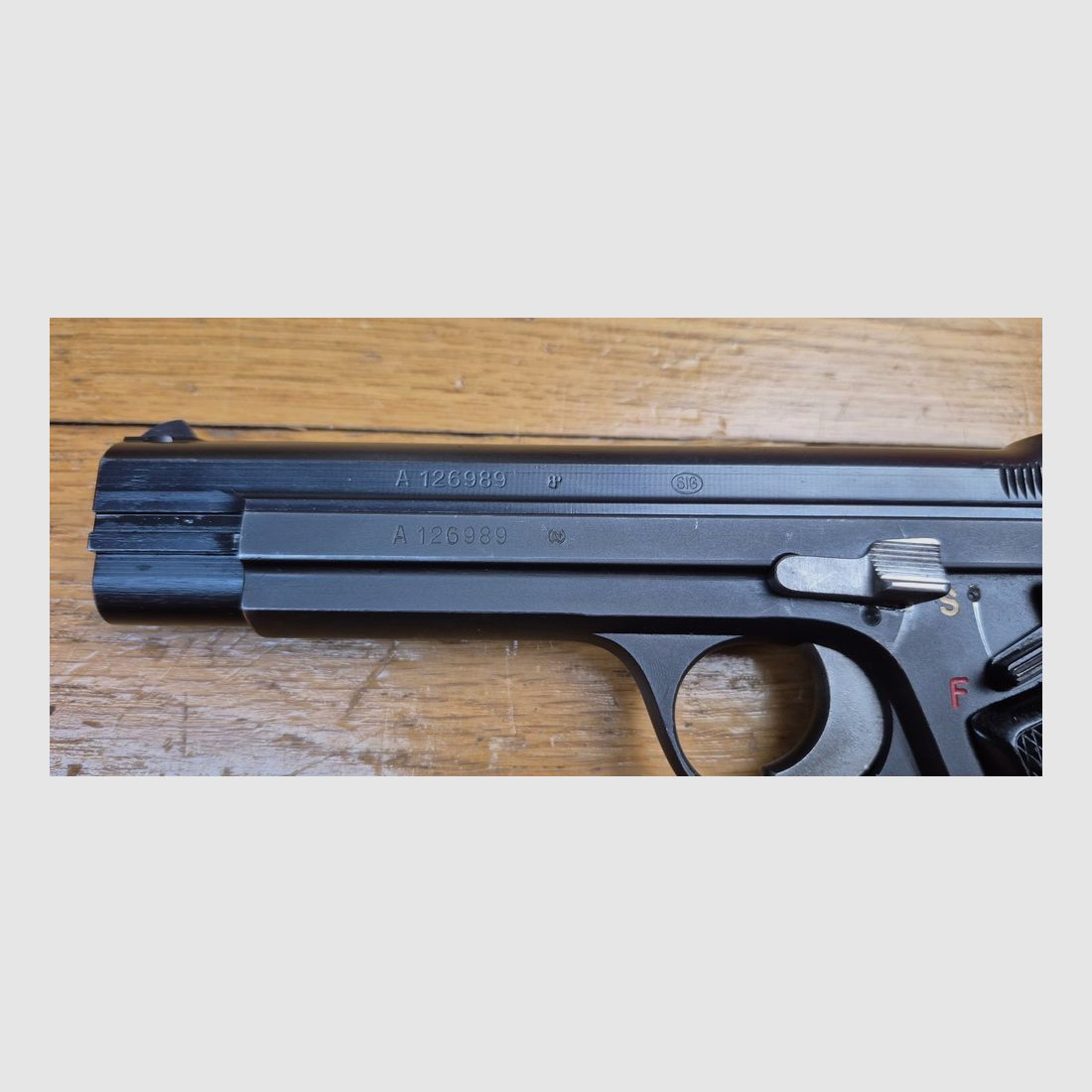 Sehr schöner SIG P210-2 Pistol – Mythos des 9 para – Militärwaffe des 4. Vertrags – Ca. 1957/60-62 – Sehr gute Brünierung – Traumhaftes Funktionieren und Lauf – 2. Magazin und Holster (alles dabei!) zusätzlich geliefert – Zustand TBE+/TBE++!, Bild 6 von 26
