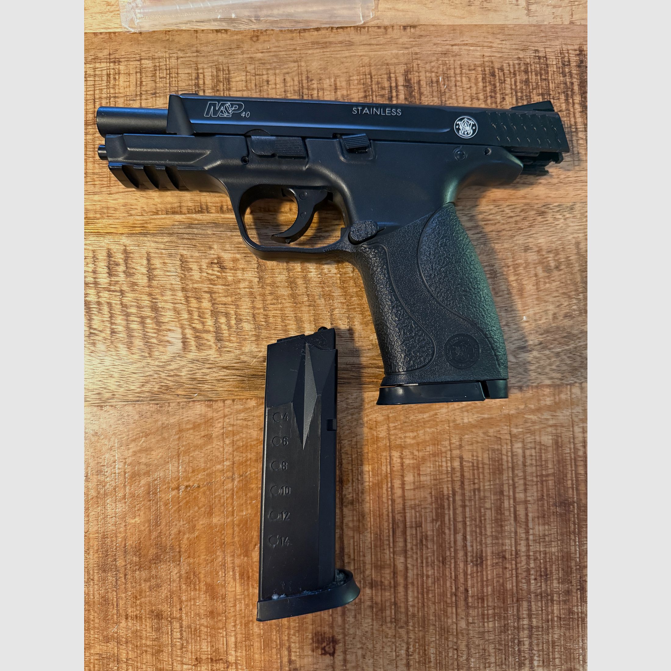 Smith & Wesson M&P40 PS Softair <0,5 J – Set met 2 magazines & Swiss Arms schouderholster