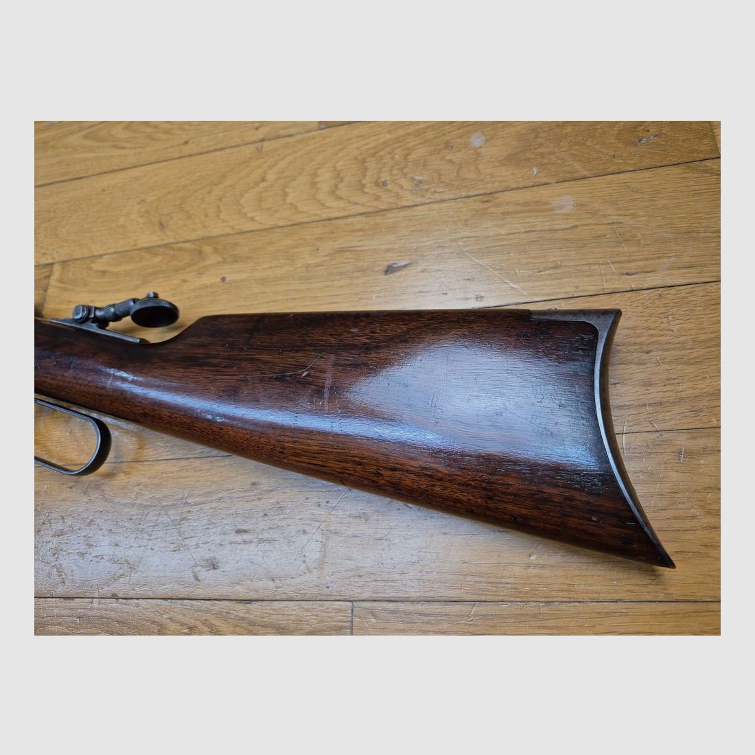 Sehr schöne Winchester Model 1894 – Version Büchse mit oktagonalem Lauf (!) – Herstellung Winchester New Haven von 1919 – Holz in Top-Zustand – Lauf superbe – Mechanismus einwandfrei – Wunderschöner Lyman N° 2 Diopter aus der Zeit – Sehr schöne Markierungen auf schönem Brünierung – Wunderschönes Sammlerstück! – TBE ++, Bild 25 von 33