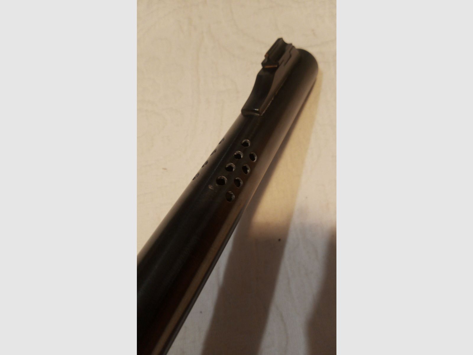 Fucile a ripetizione con calcio anteriore Mossberg Maverick 88 con mirino regolabile nero e portazione della canna usato LL 60cm nel calibro 12/76 Cat. B