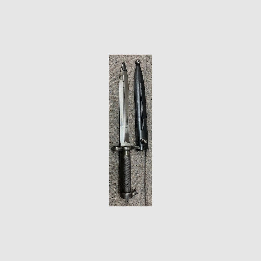Schwedisches Bajonett Modell 1896 für den Schwedenmauser. Der Hersteller ist die Firma E.J.A.B. - Eskilstuna Jernolegets Aktion Bolaget in Eskilstuna / Schweden.