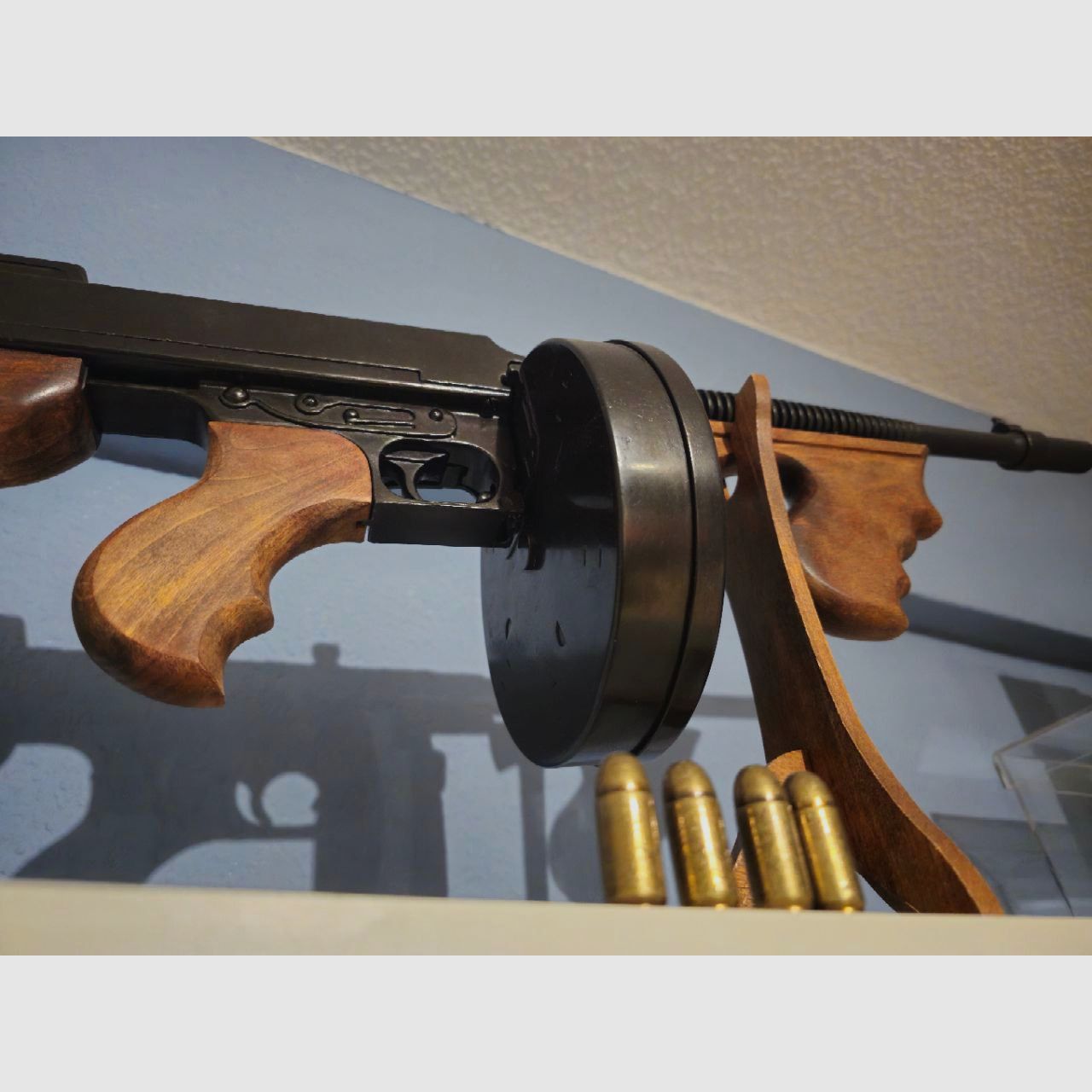 Dekowaffe Thompson M1928 "Chicago Typewriter" Replik von Denix inkl. Zubehör – Nicht schussfähig!