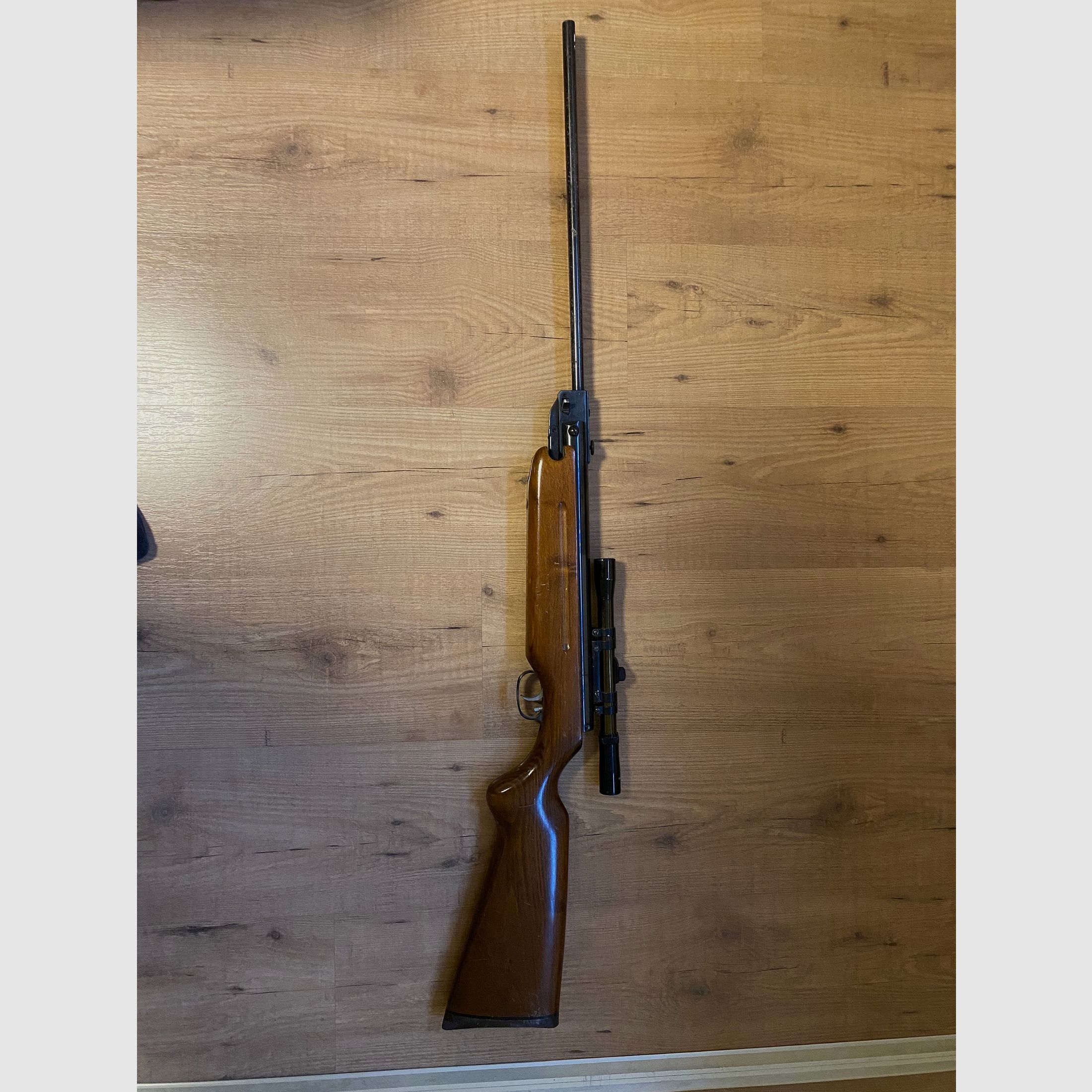 Weihrauch HW 35 met F en richtkijker van het merk Hubertus 4 x 20