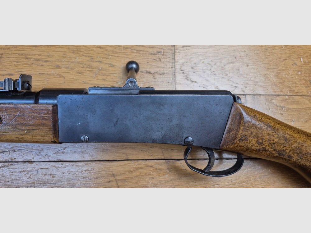 Très jolie carabine Lebel scolaire ou d&rsquo;enfant – Rare en calibre 22LR ! (et pas bosquette !) – Arme d&rsquo;artisan stéphanois – Très bonne mécanique – Très beaux bois et bronzage d&rsquo;origine – « mono- matricule » – Hausse de 25 à 200m – Le charme des préaux de la III° dans un calibre rare pour ce modèle – CAT C – TBE ++, image 23 sur 26
