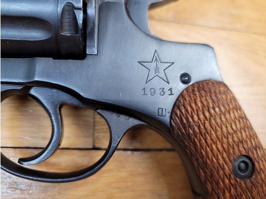 Schöner russischer Revolver Modell 1895, genannt Nagant – Tula Arsenal – Monomatrikularm von 1931 – Kaliber 7,62 Nagant – Sehr schöne Mechanik – Schöne Brünierung – Wunderschöner Lauf – Waffe der Wahl in TBE++