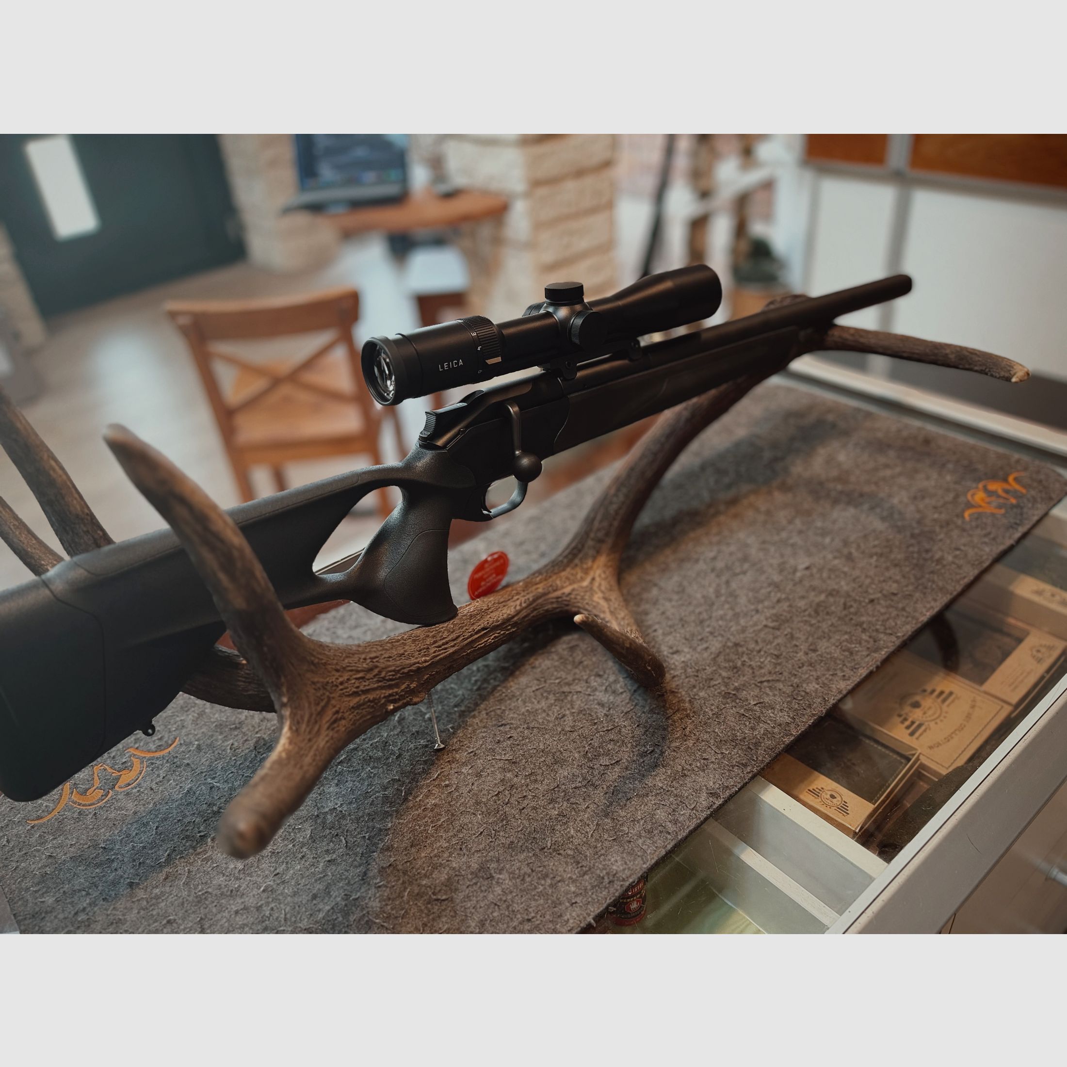R8 Ultimate Silence .300BLACKOUT Black Edition incl. Leica Fortis 1.8-12X42 and saddle mount