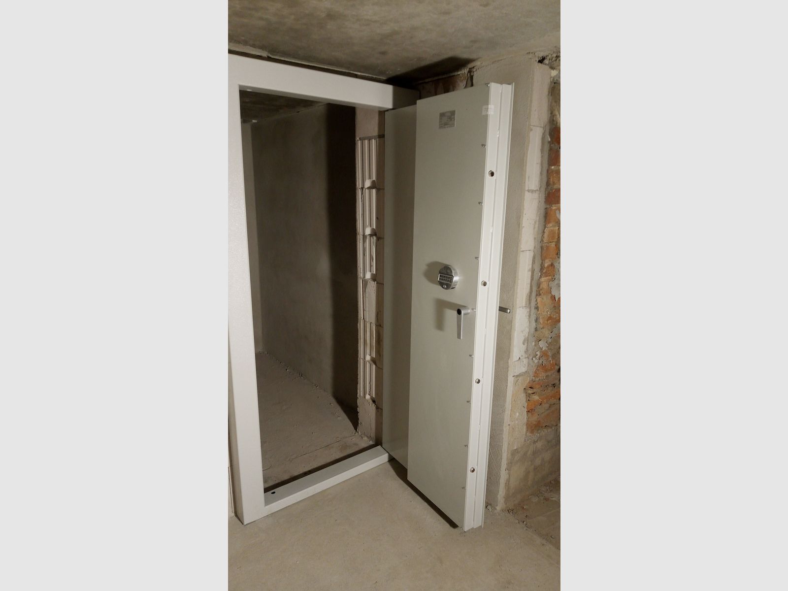 Three-door for weapon room Class 1 EN 1143-1 - nothing is impossible - custom-made!!