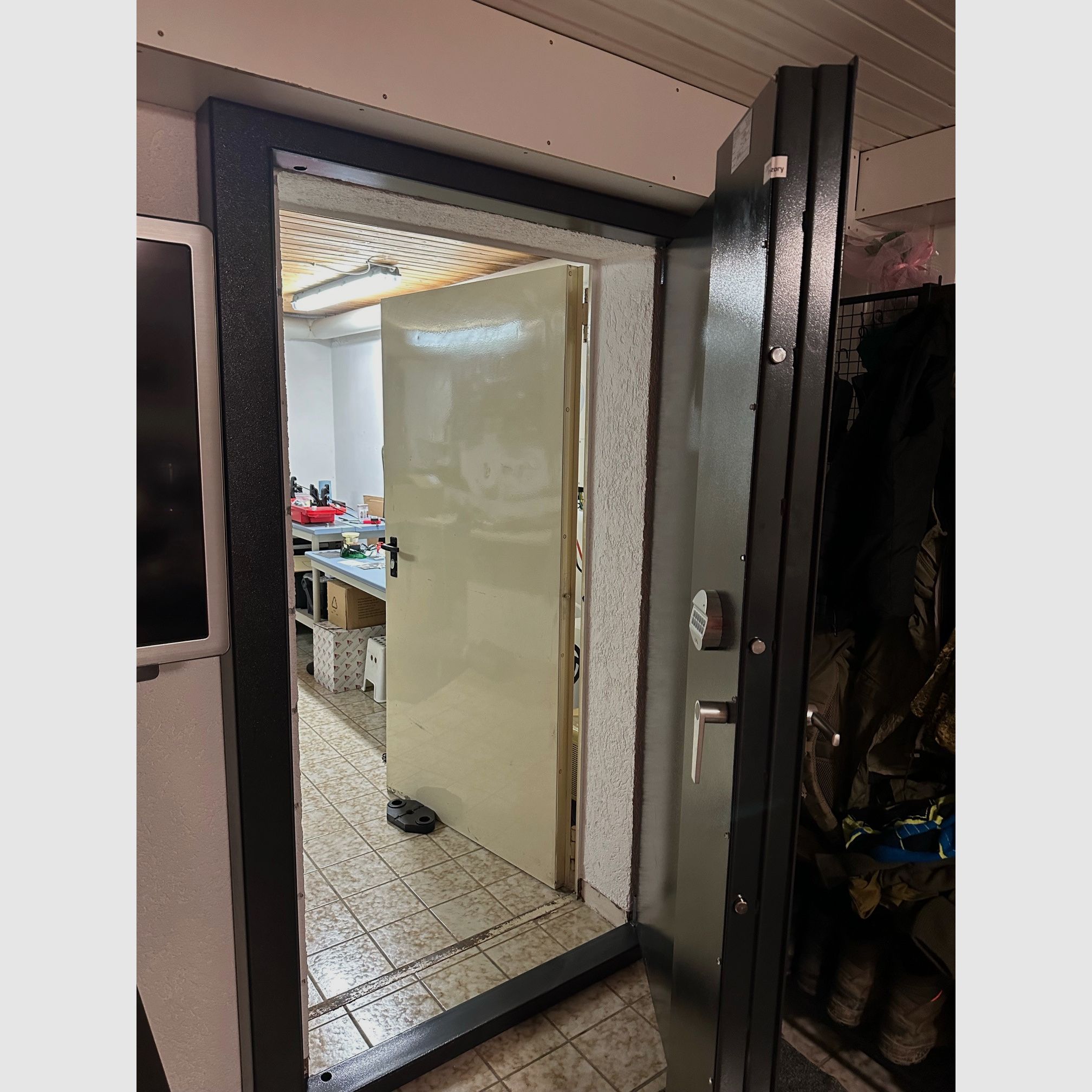 Three-door for weapon room Class 1 EN 1143-1 - nothing is impossible - custom-made!!