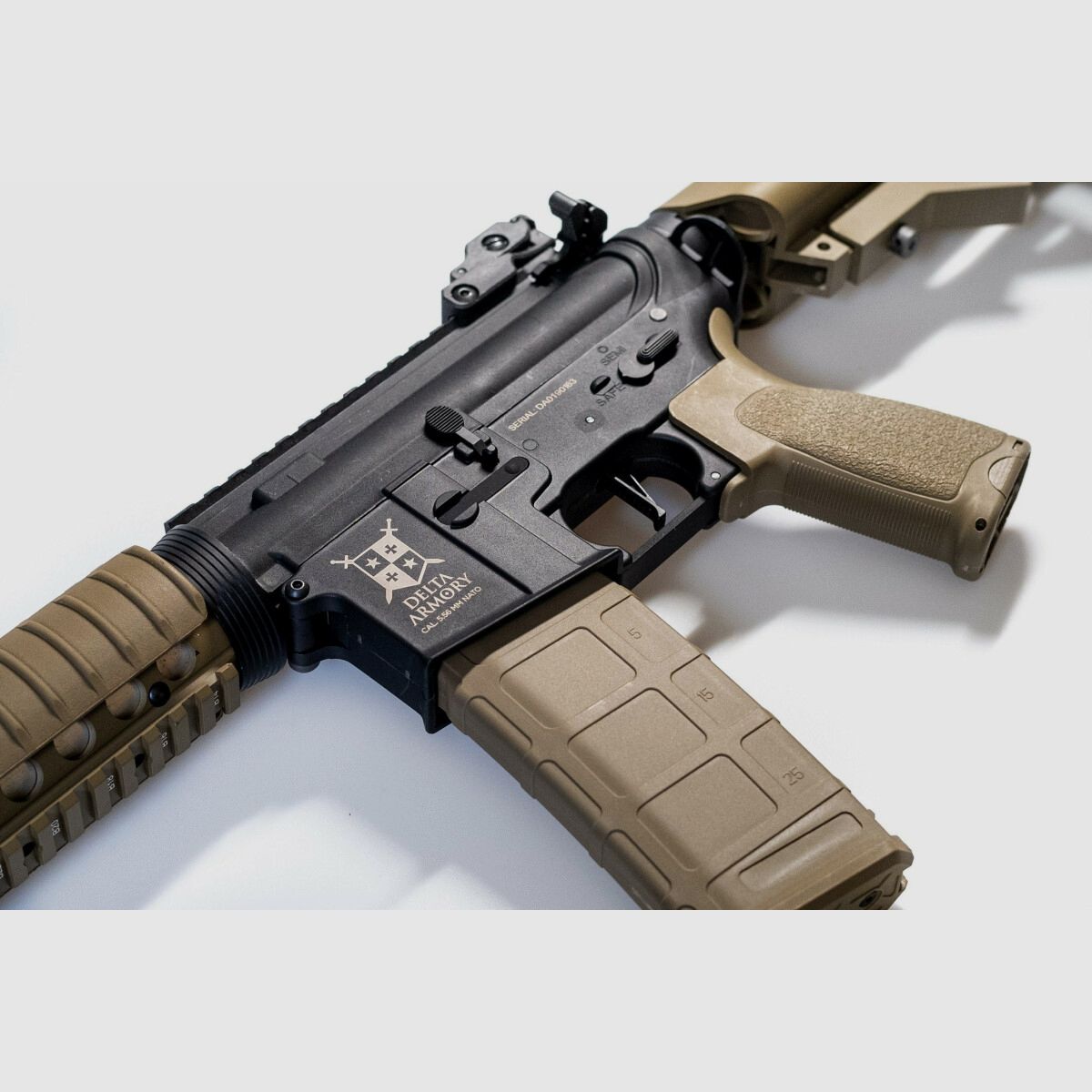 AR15 CQB-R BRAVO Delta Armory Tan/Schwarz S-AEG Airsoft Gewehr Frei ab 18 Jahren