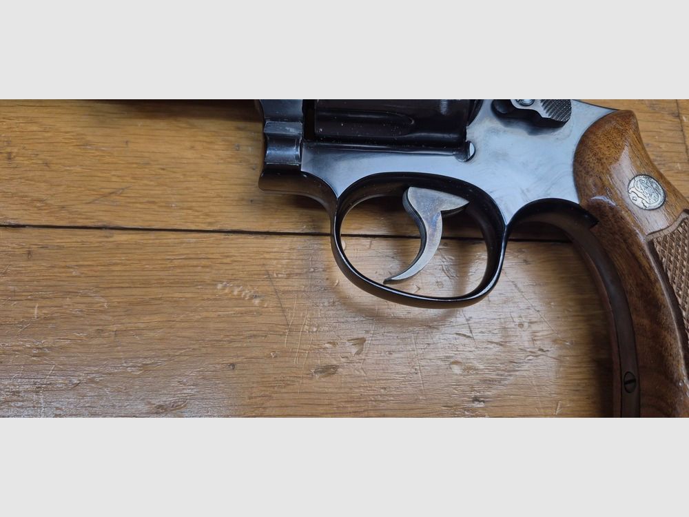Sehr schöner Revolver Smith&Wesson Model 13-2 – Kal. .357 Magnum in K-Karosserie – Abgeleitet vom Military and Police in einer Version mit schwerem Lauf – Waffe „Pinned und recessed“ von 1978 – Polizei- und vielseitige Waffe par excellence – Zustand nahezu perfekt – TBE++/TBE+++, Bild 24 von 26