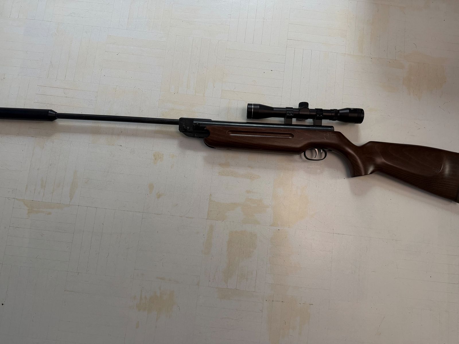 Weihrauch HW 35 K 4,5 mm / .177 – Walther 4x32 ZF + Schalldämpfer, Bild 1 von 5