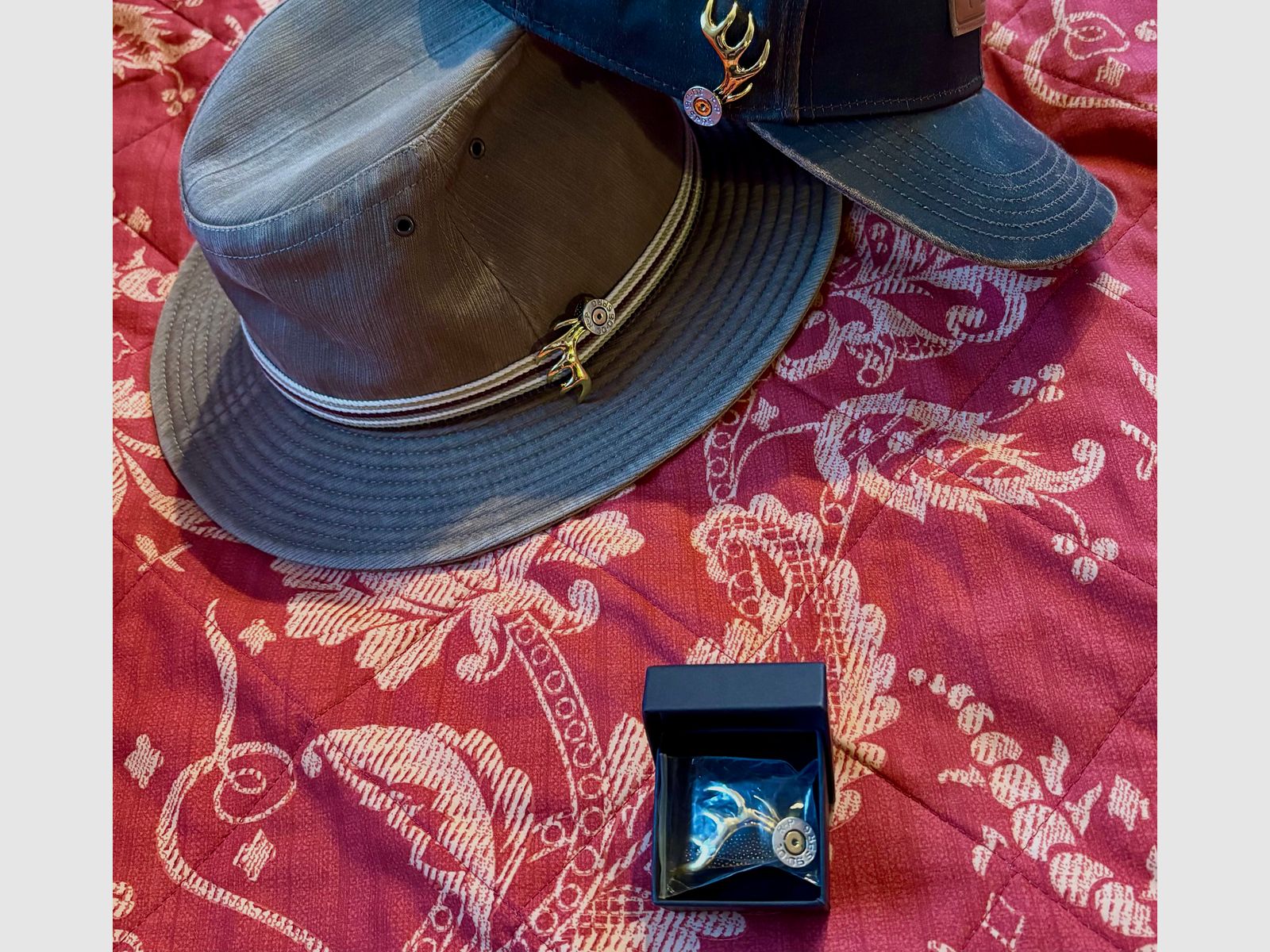 Przypinka do kapelusza lub kołnierza „Patrona „.30.06 Springfield z eleganckim i rzadkim porożem