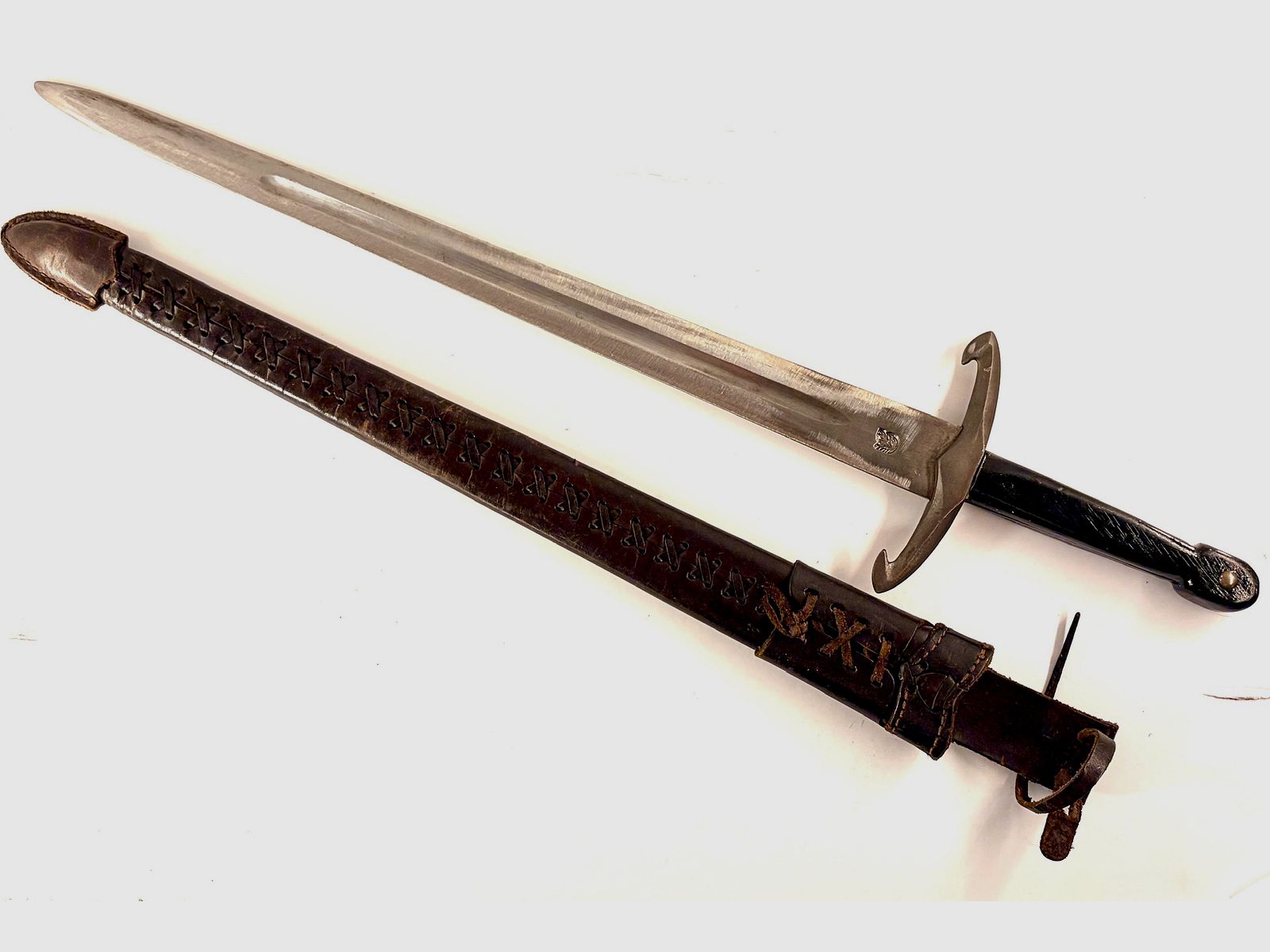 Set de armas y cubiertos medievales – espada de una mano, cubiertos y cuchillo vikingo