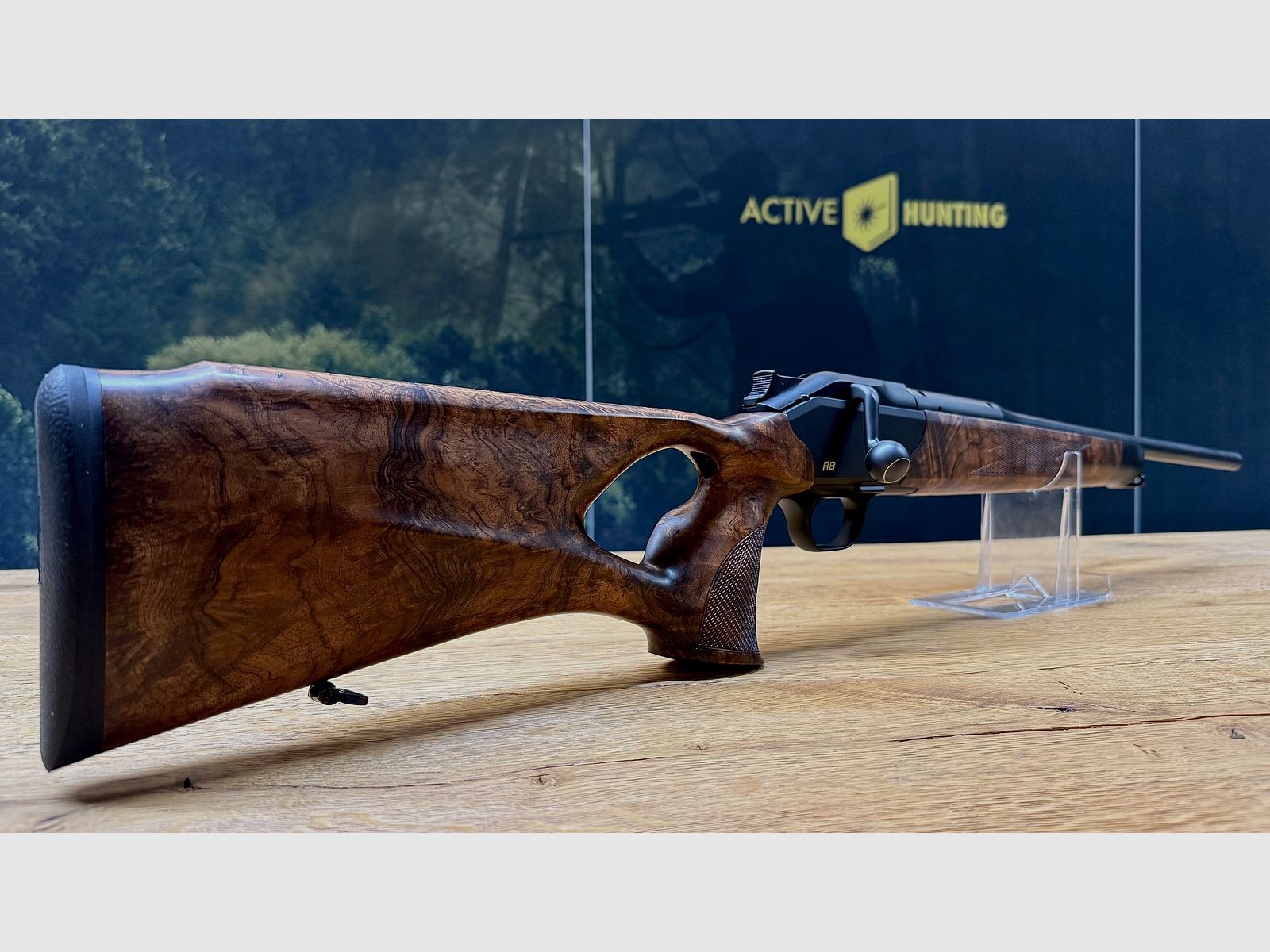 Blaser R8 mit traumhaftem Zubehör-Lochschaft Holzklasse 8-9, goldenes R8 Logo, Kammergriff Selours, gekürzter Lauf, M15x1 Gewinde, Standard-Kaliber wählbar