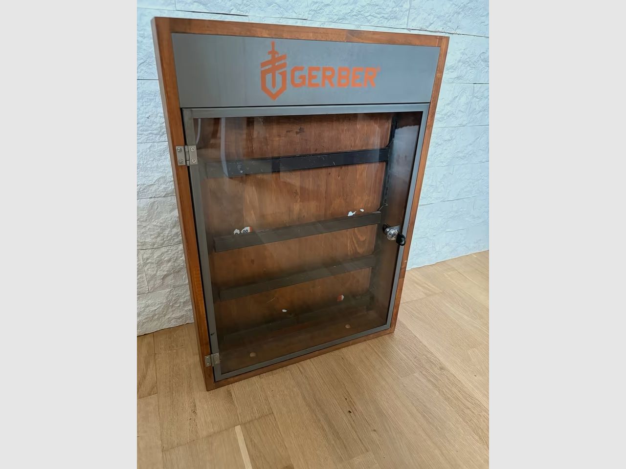 GERBER Vitrine Schaukasten für Messer, Waffen  magnetisch 