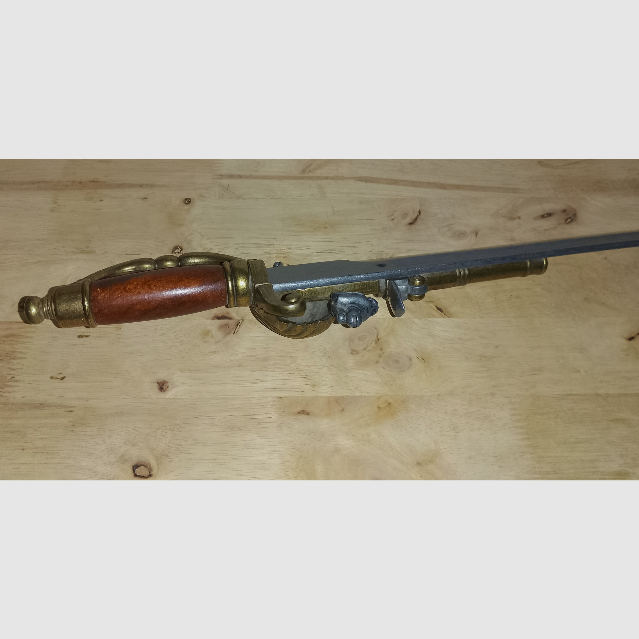 Dekoracyjny szabel z pistoletem skałkowym ok. 72 cm