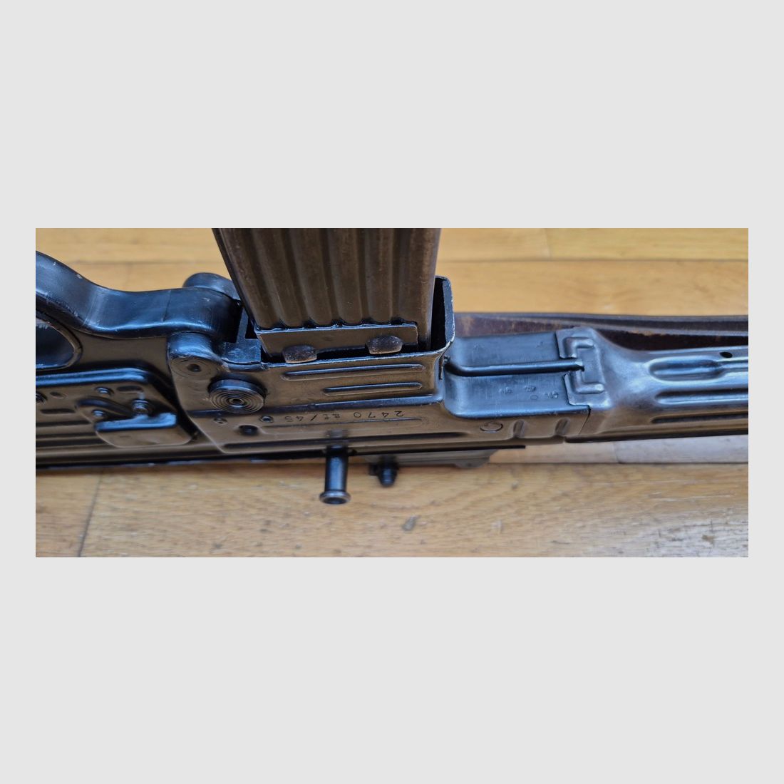 Schönes Sturmgewehr 44 – MP43 / MP44 / Stg44 – Erma-Waffe von 1945 – 1. Sturmgewehr der Geschichte – Nicht monomatrikuliert, aber 100% aus dem 2. Weltkrieg – Nicht überholt DDR / Jugoslawien – 2 originale 30-Schuss-Magazine – Seltene und mythische Waffe in ausgezeichnetem Zustand – TBE+ – Kategorie A2 – Export AUSSCHLIESSLICH, Bild 13 von 39