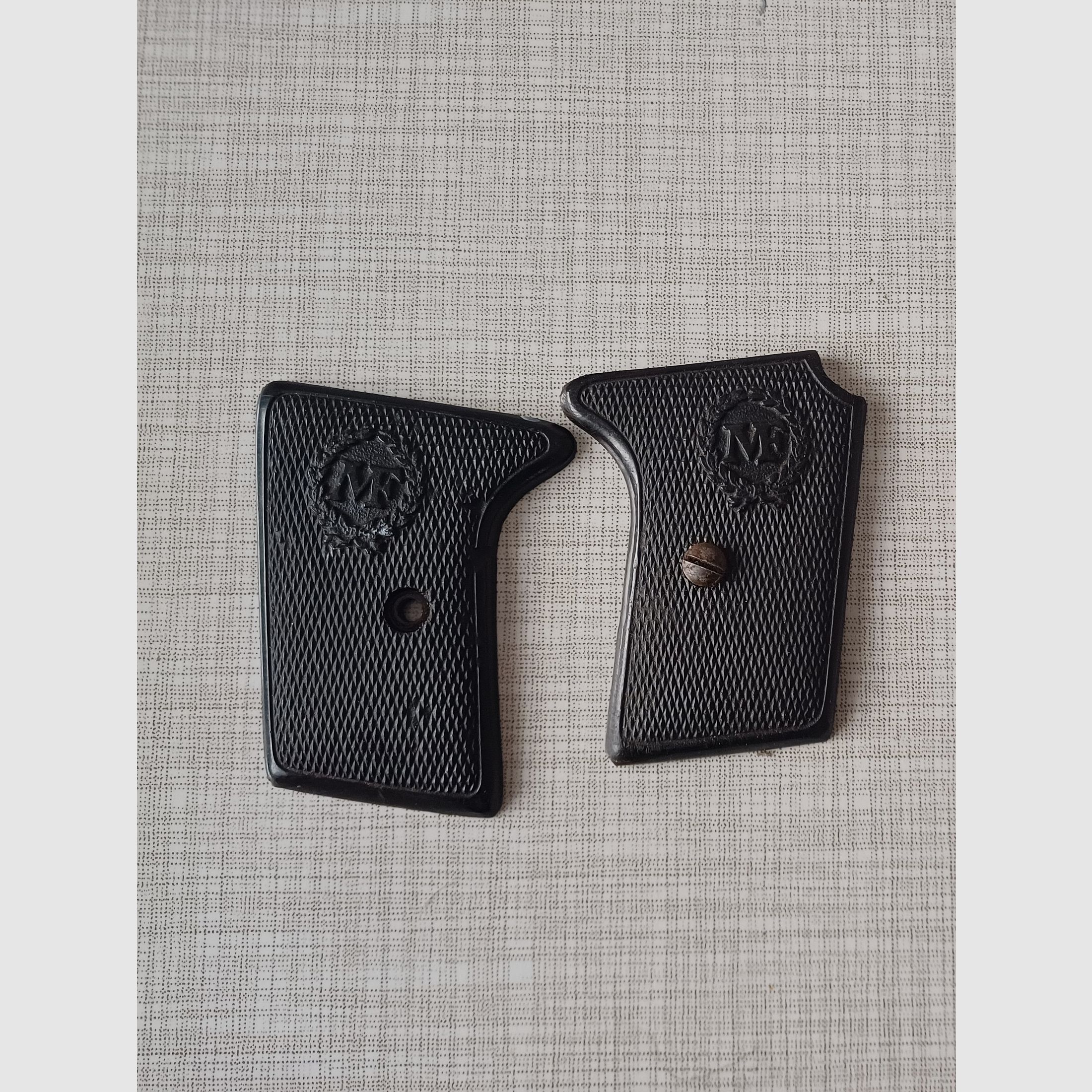 Manufrance Pistole 6,35mm Griffschalen und Magazin